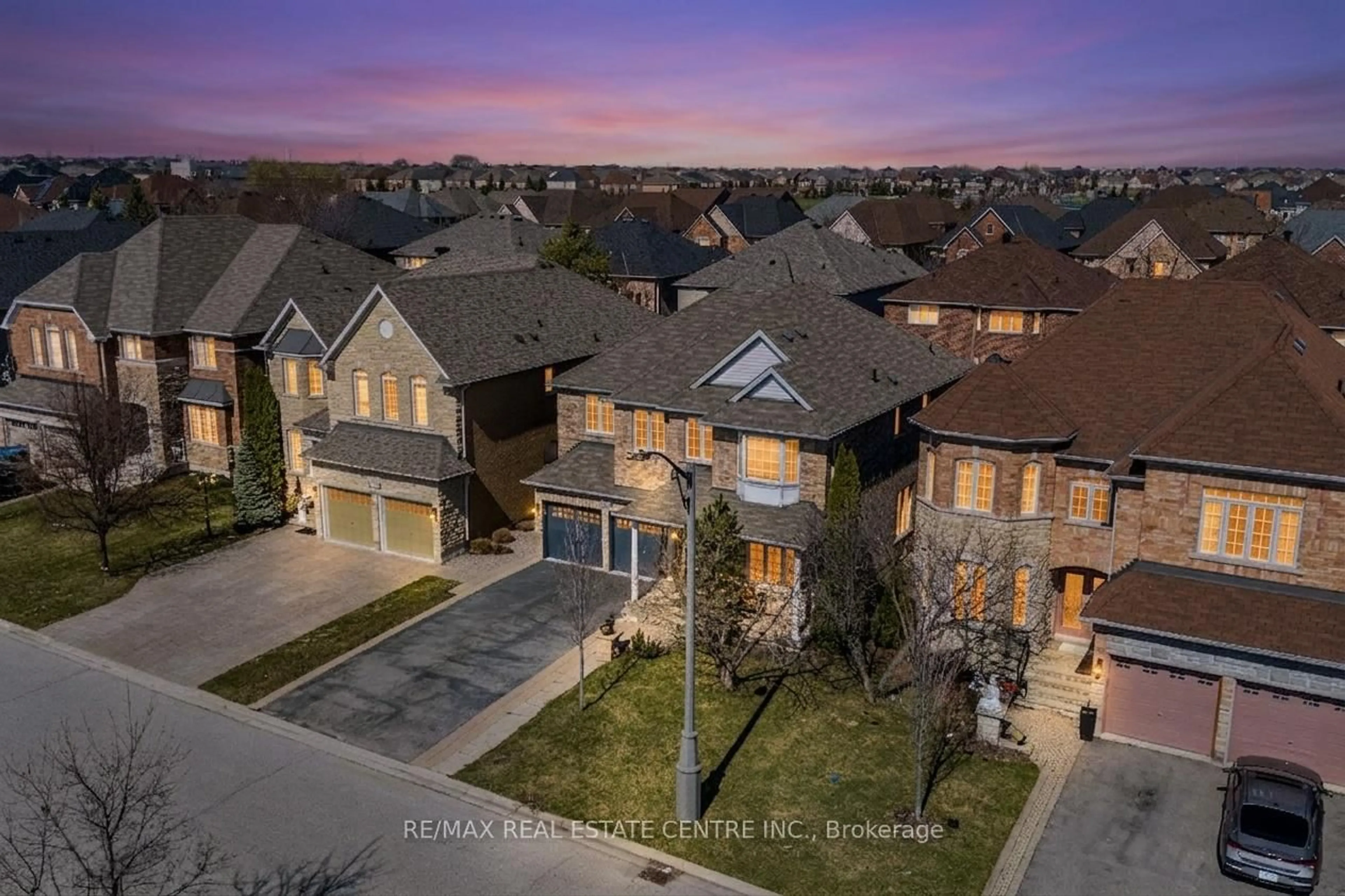 A pic from outside/outdoor area/front of a property/back of a property/a pic from drone, street for 3285 Topeka Dr, Mississauga Ontario L5M 7V1