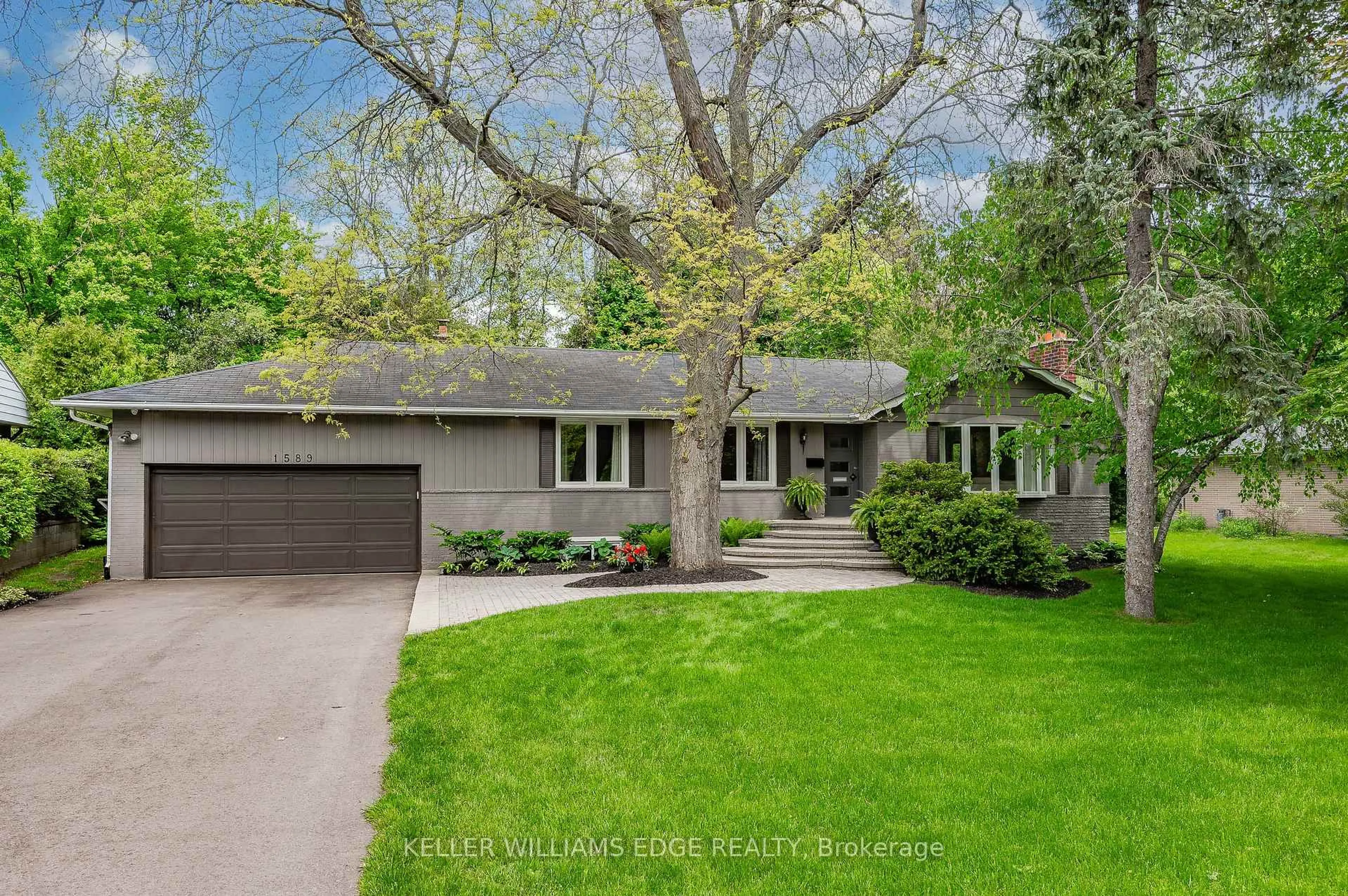 Home with brick exterior material, street for 1589 Crediton Pkwy, Mississauga Ontario L5G 3X2