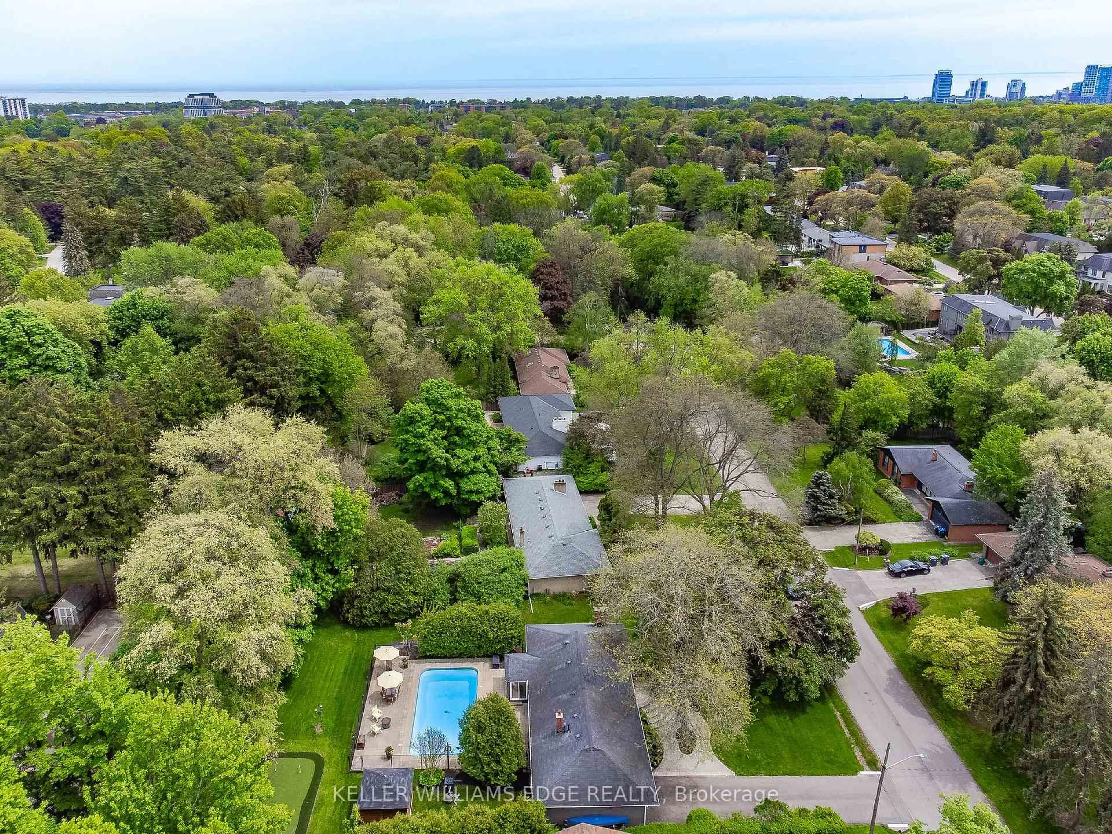 A pic from outside/outdoor area/front of a property/back of a property/a pic from drone, water/lake/river/ocean view for 1589 Crediton Pkwy, Mississauga Ontario L5G 3X2