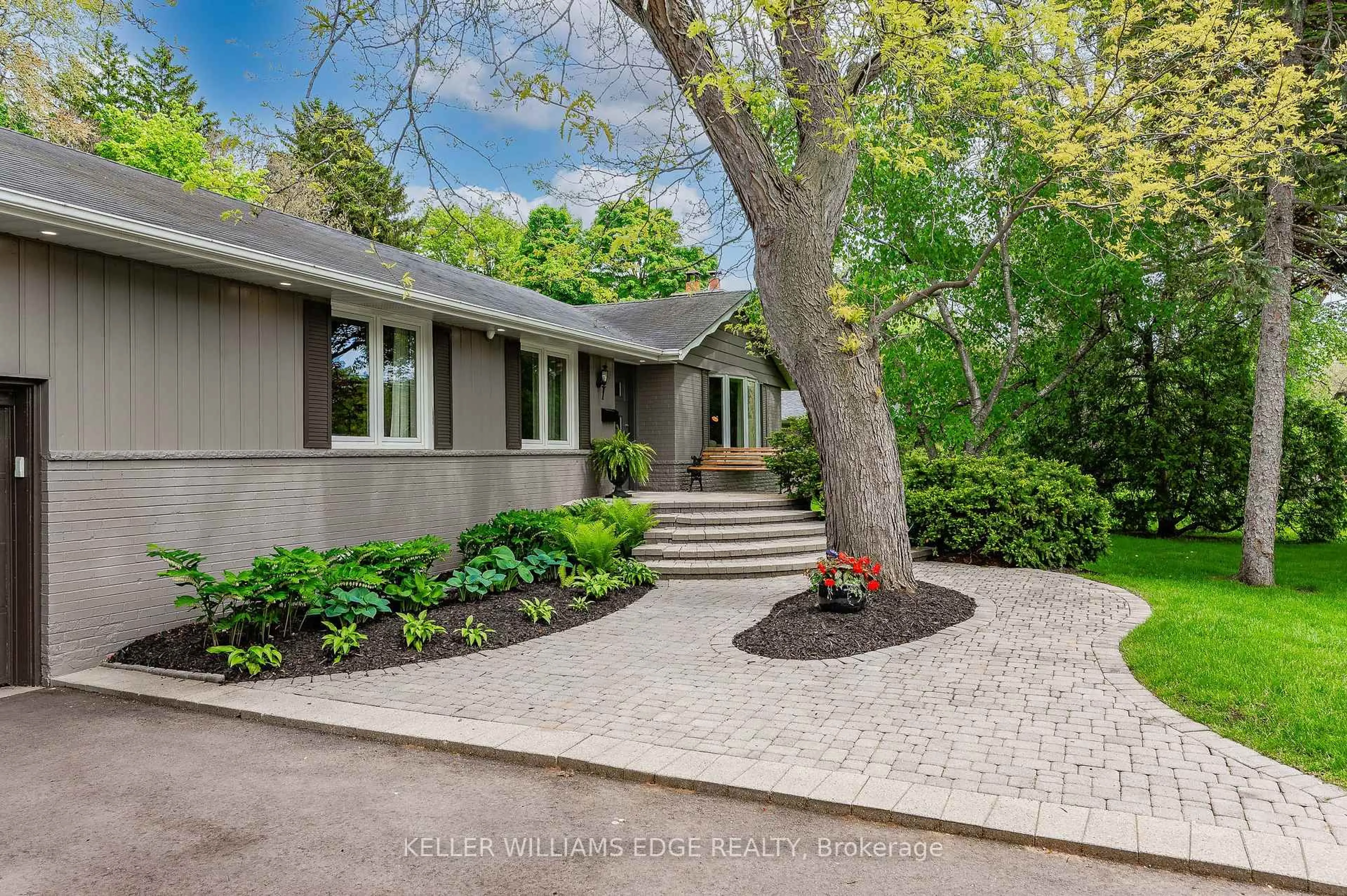 Home with brick exterior material, street for 1589 Crediton Pkwy, Mississauga Ontario L5G 3X2