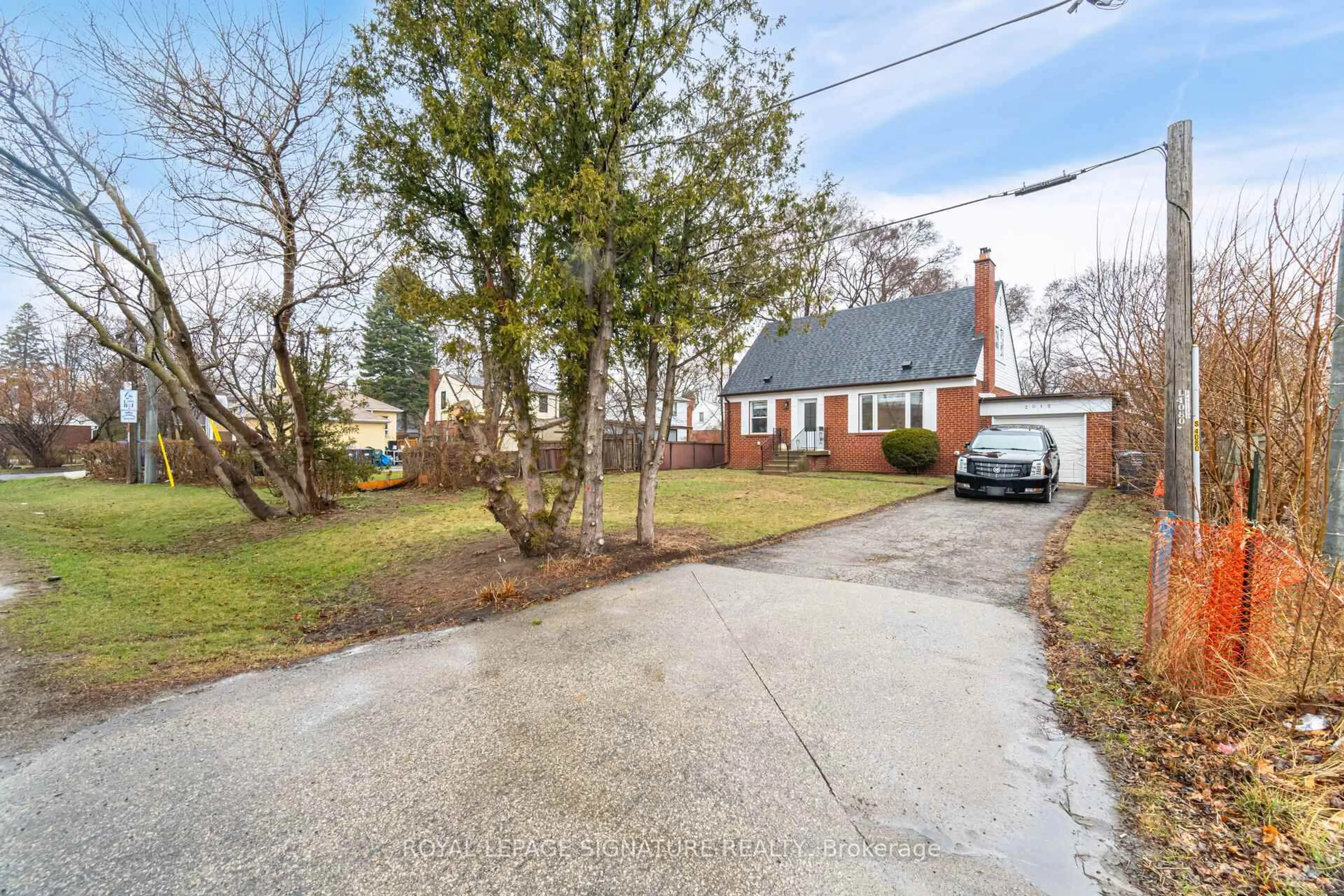 A pic from outside/outdoor area/front of a property/back of a property/a pic from drone, street for 2015 Stanfield Rd, Mississauga Ontario L4Y 1R2