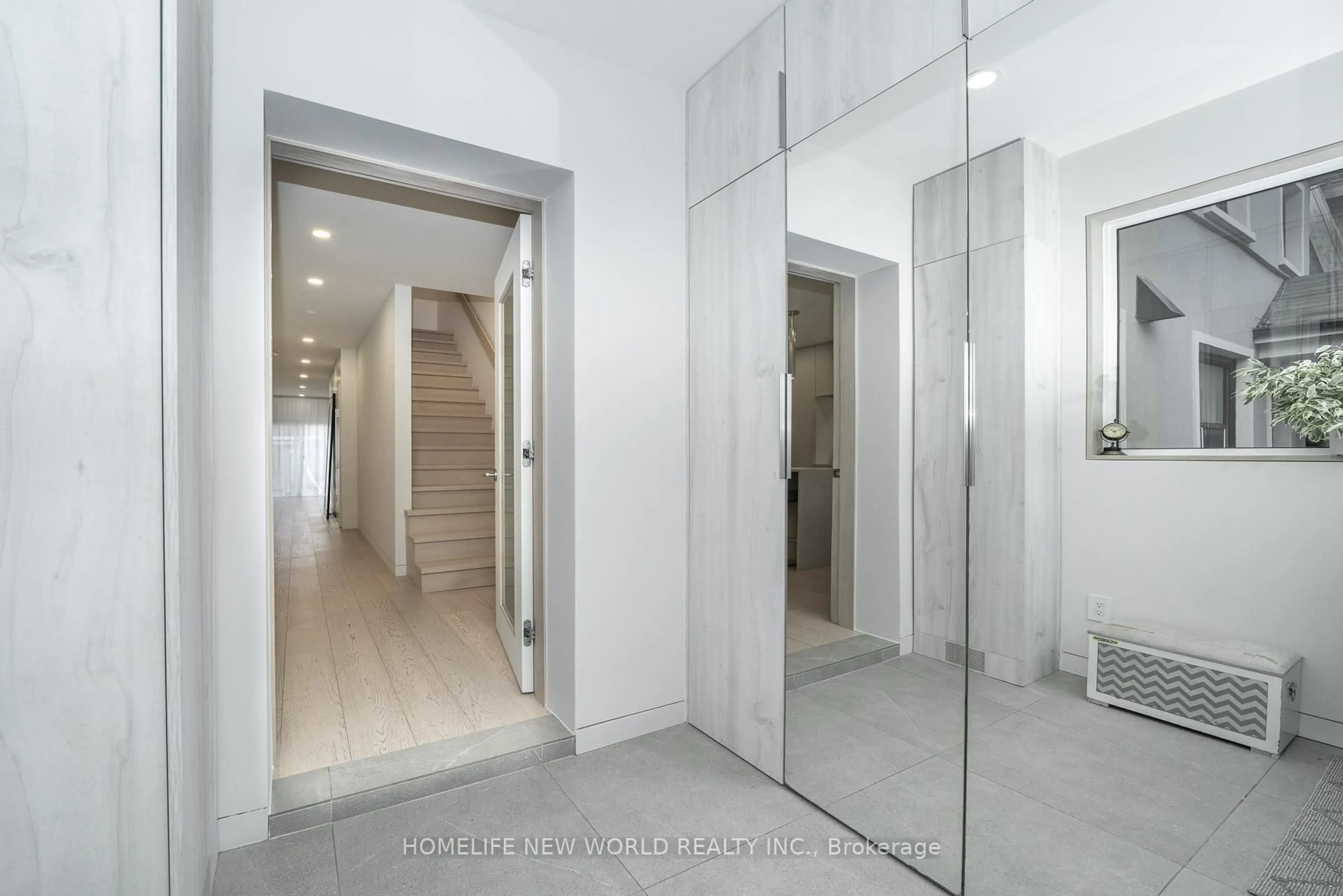 Indoor foyer for 30 Carling Ave, Toronto Ontario M6G 3S1