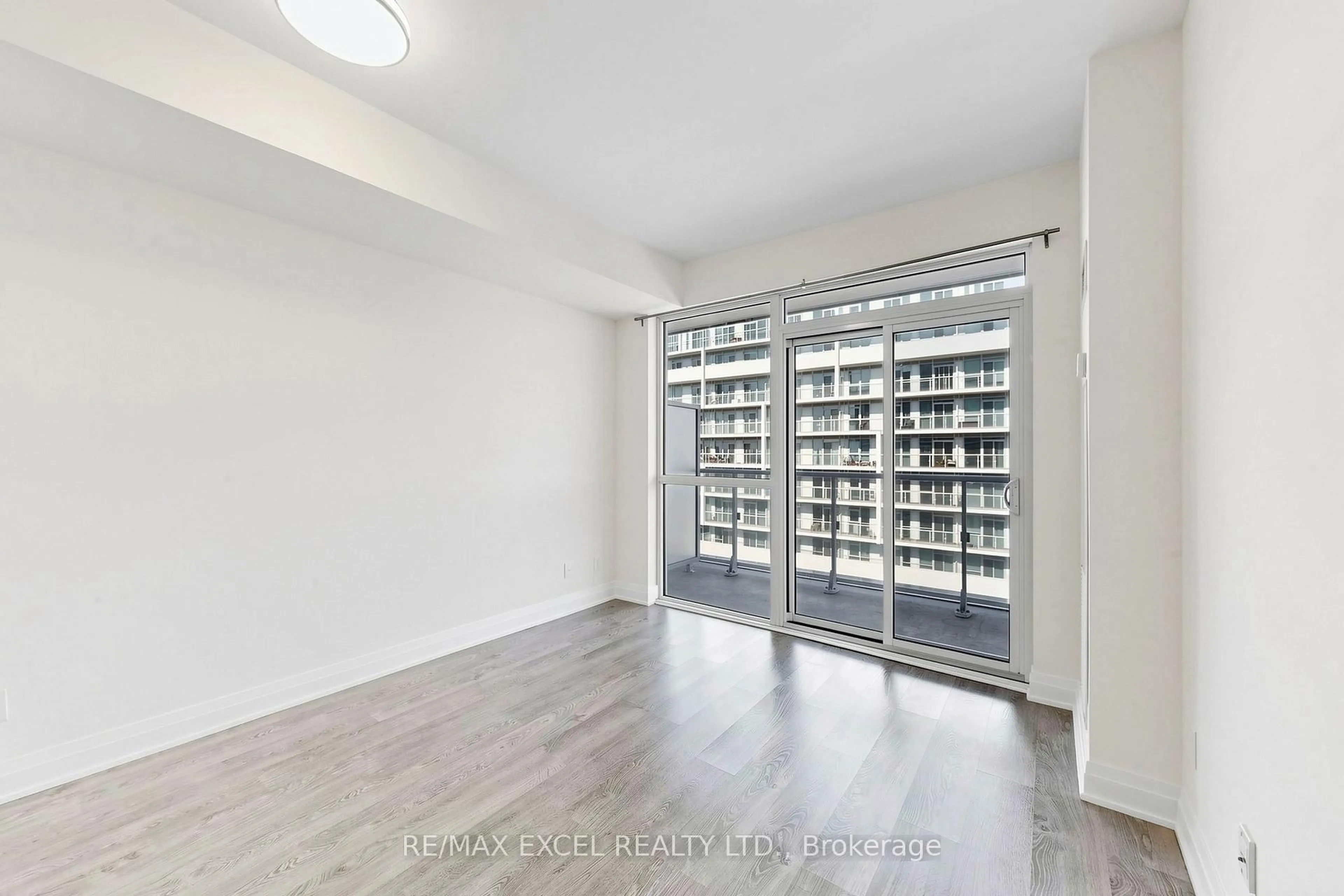 A pic of a room for 55 Speers Rd #1702, Oakville Ontario L6K 0H9