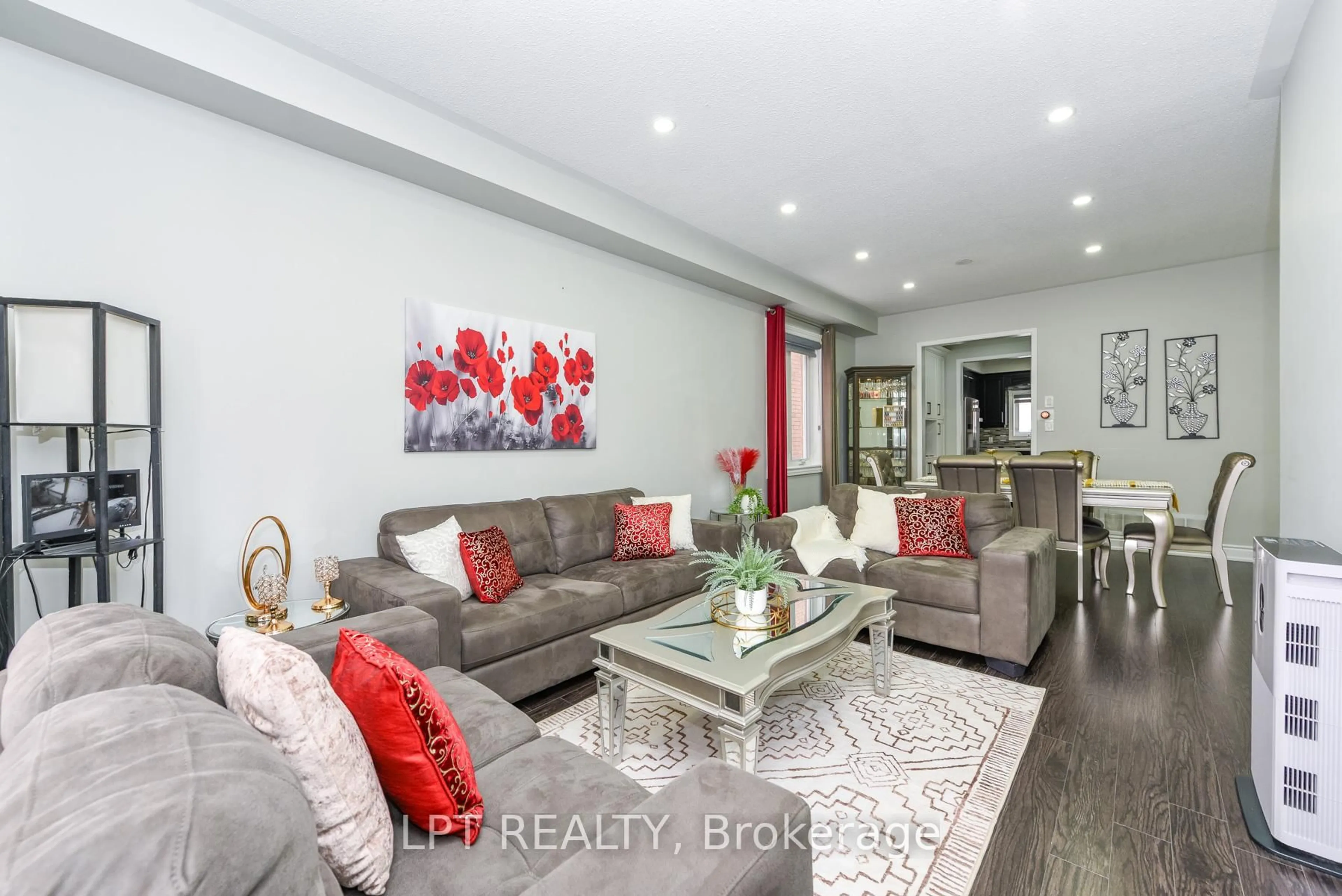 Living room with furniture, unknown for 7 Chapparal Dr, Brampton Ontario L6R 3C5