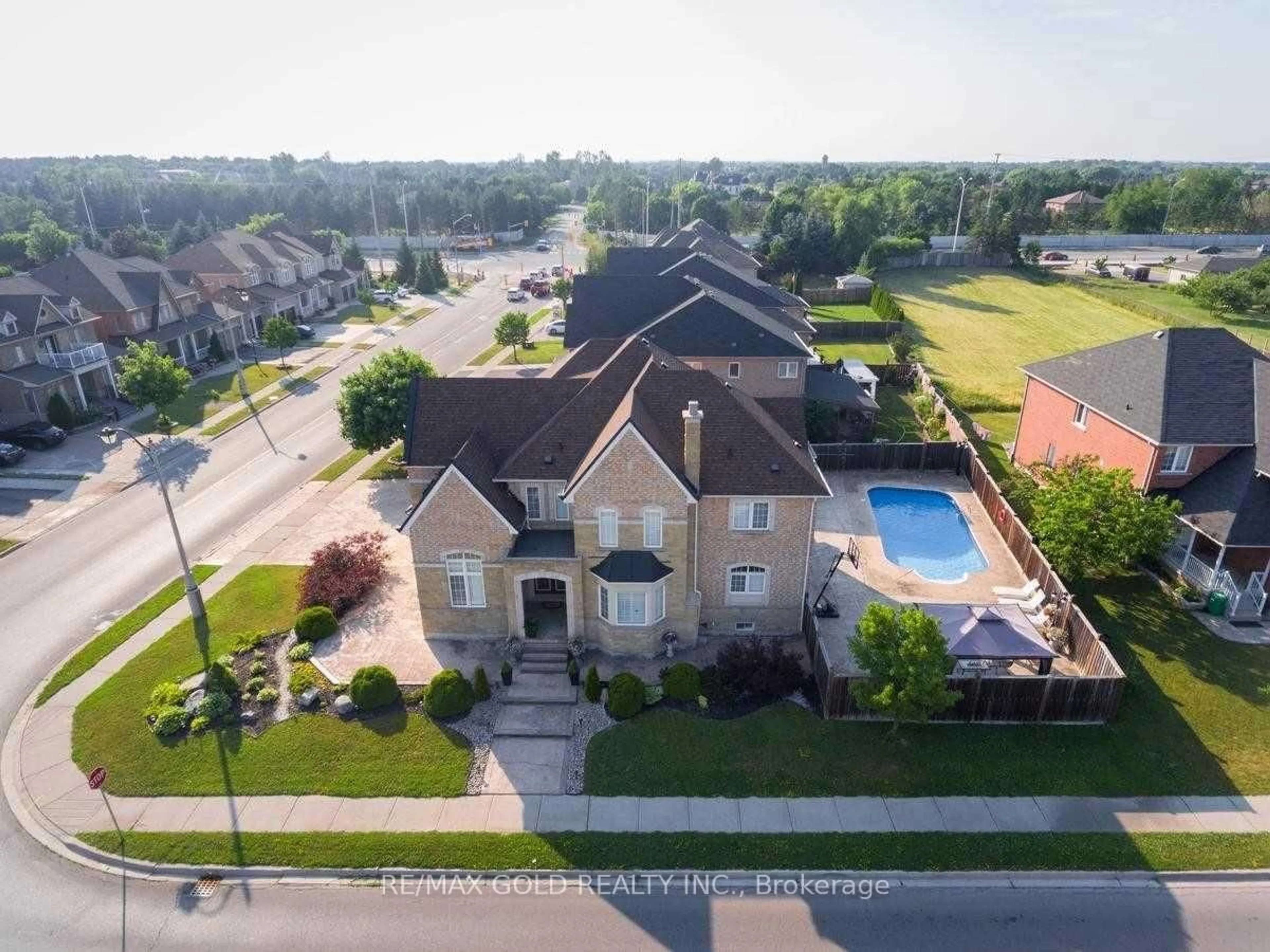 A pic from outside/outdoor area/front of a property/back of a property/a pic from drone, street for 2 Calderstone Rd, Brampton Ontario L6P 2A4