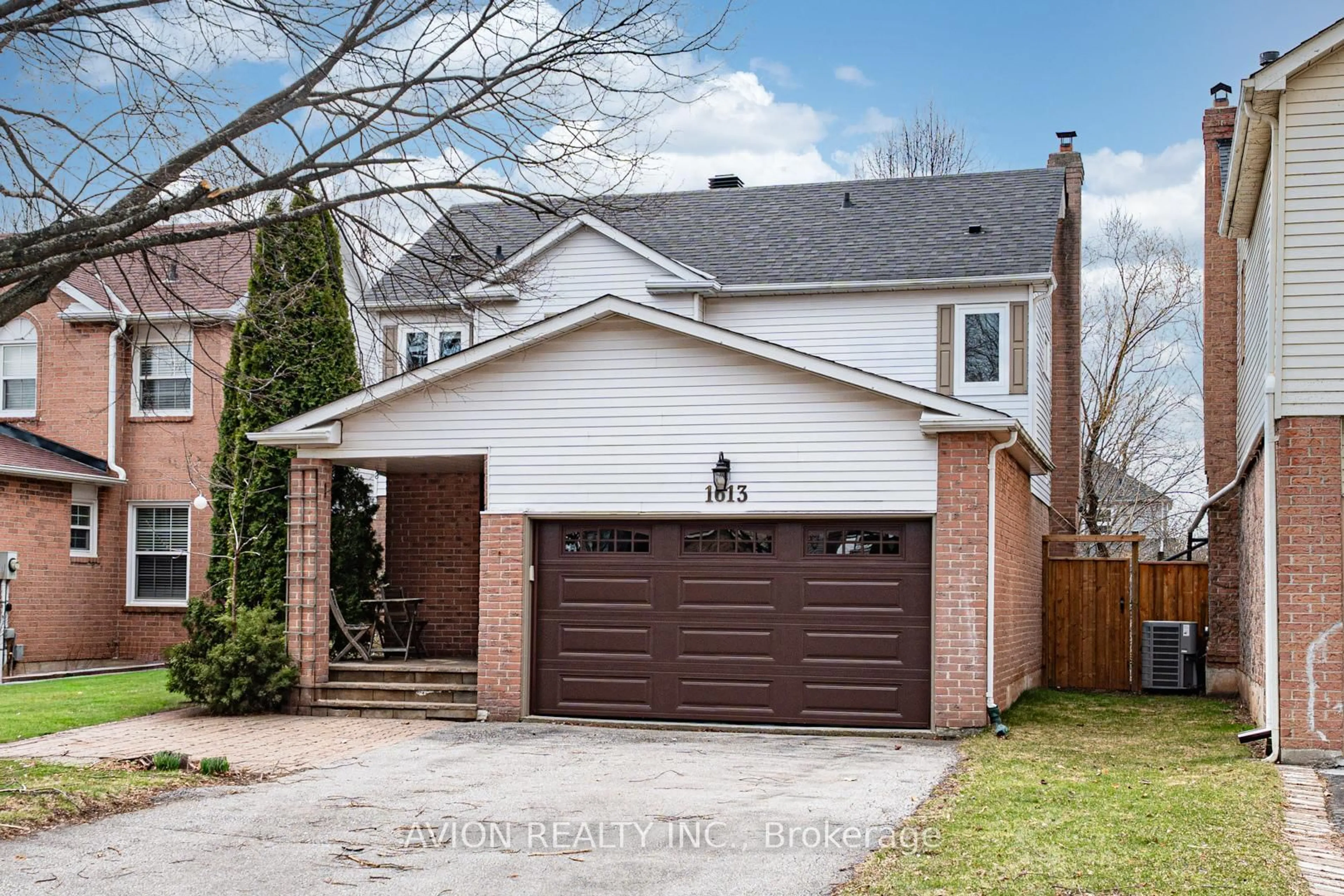 Home with brick exterior material, street for 1613 Greenbriar Dr, Oakville Ontario L6M 1Y3