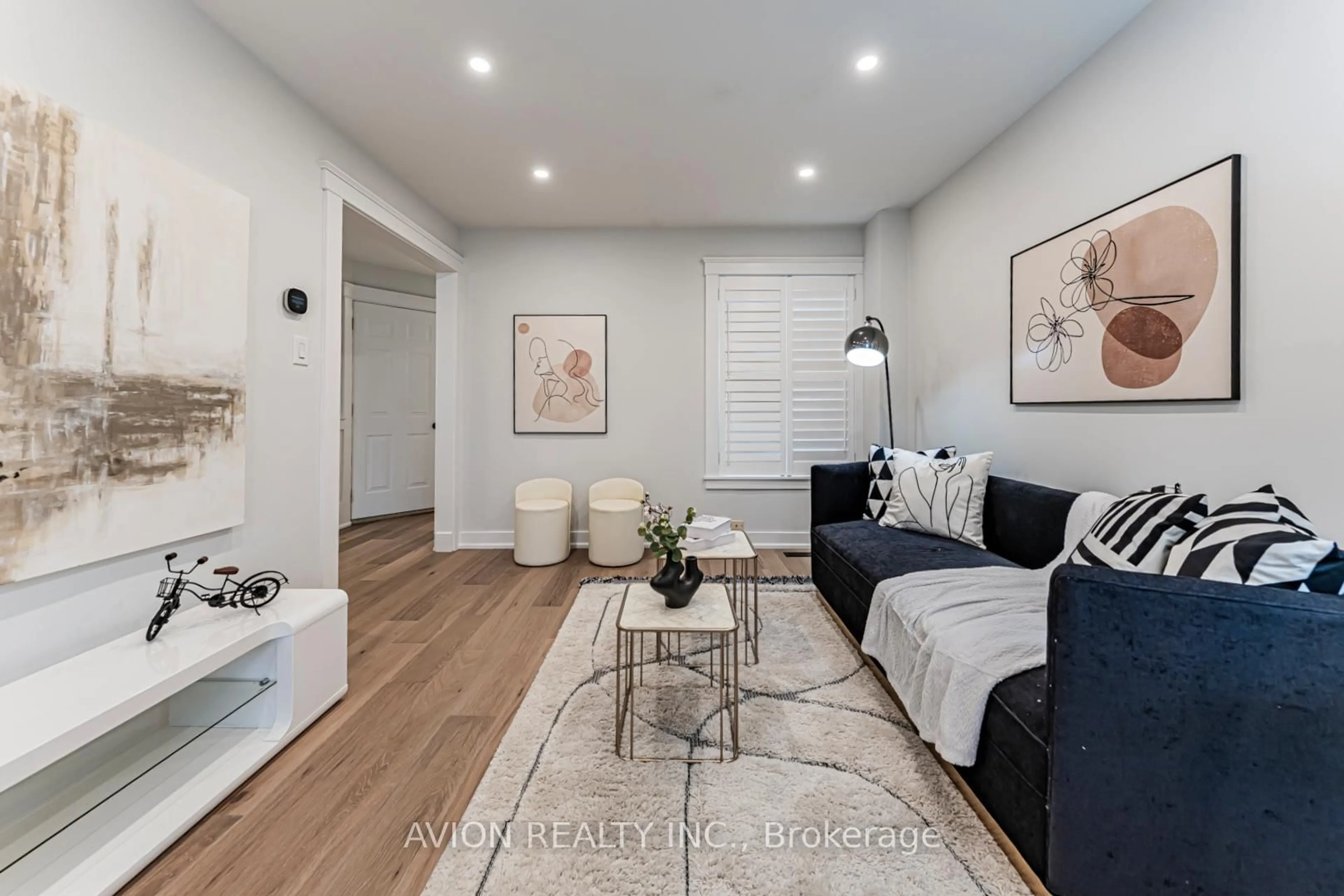 Living room with furniture, unknown for 1613 Greenbriar Dr, Oakville Ontario L6M 1Y3