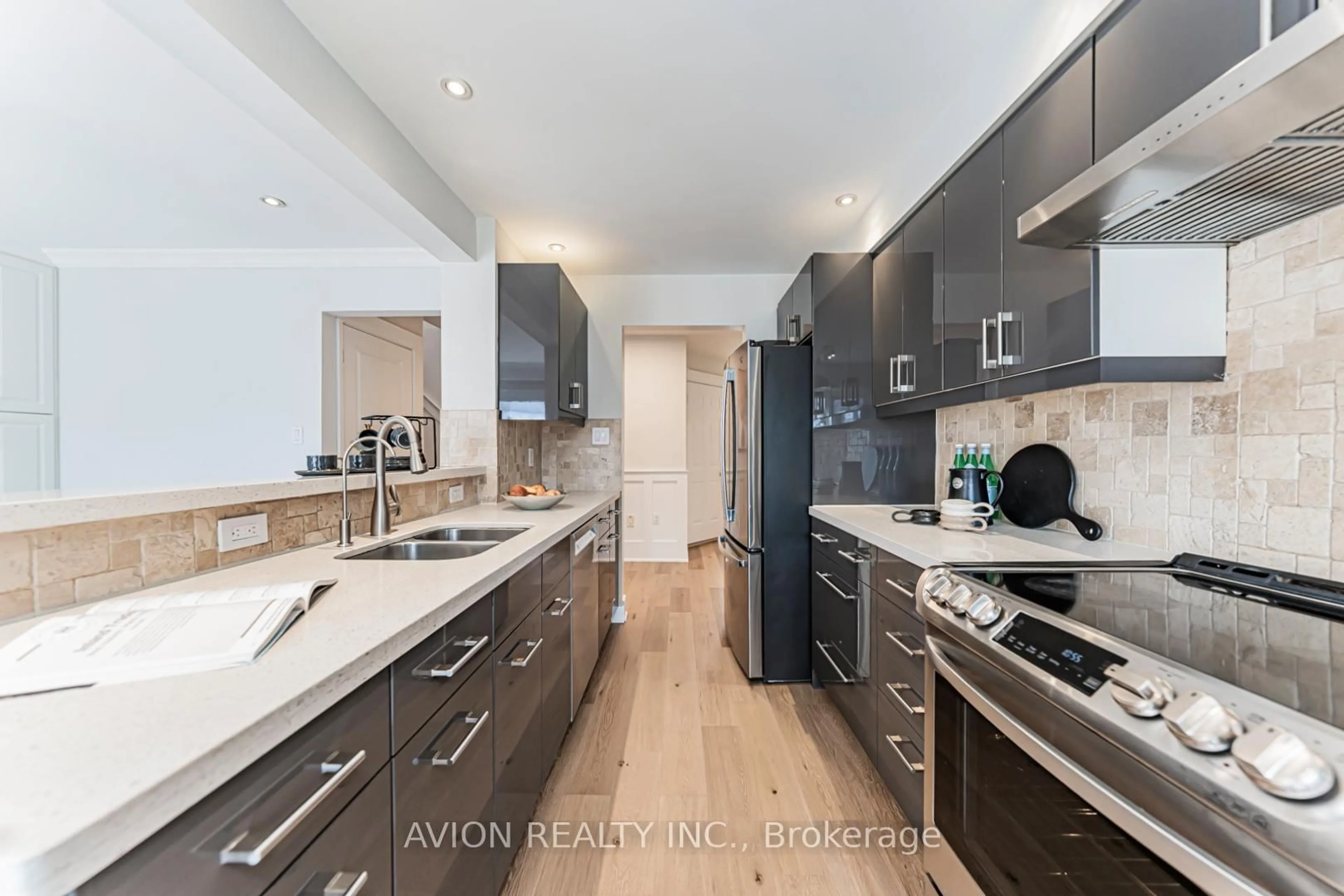 Contemporary kitchen, unknown for 1613 Greenbriar Dr, Oakville Ontario L6M 1Y3