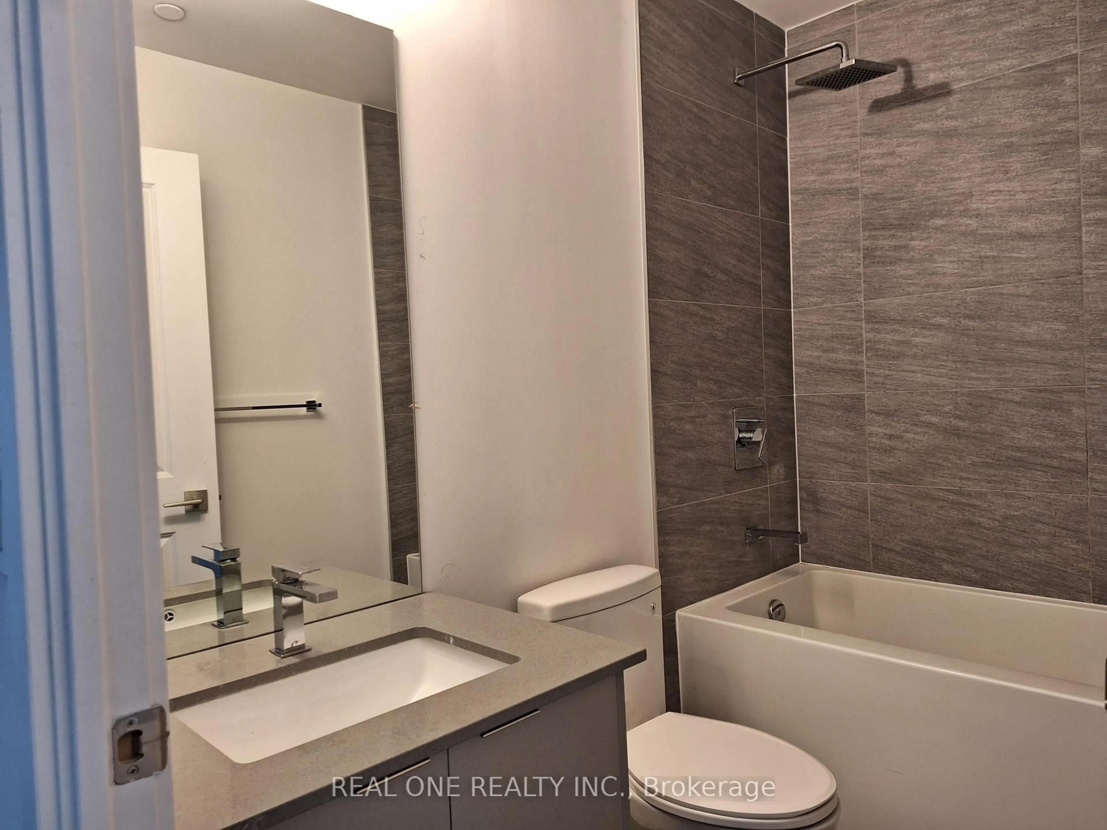 Standard bathroom, ceramic/tile floor for 297 Oak Walk Dr #706, Oakville Ontario L6H 6Z3