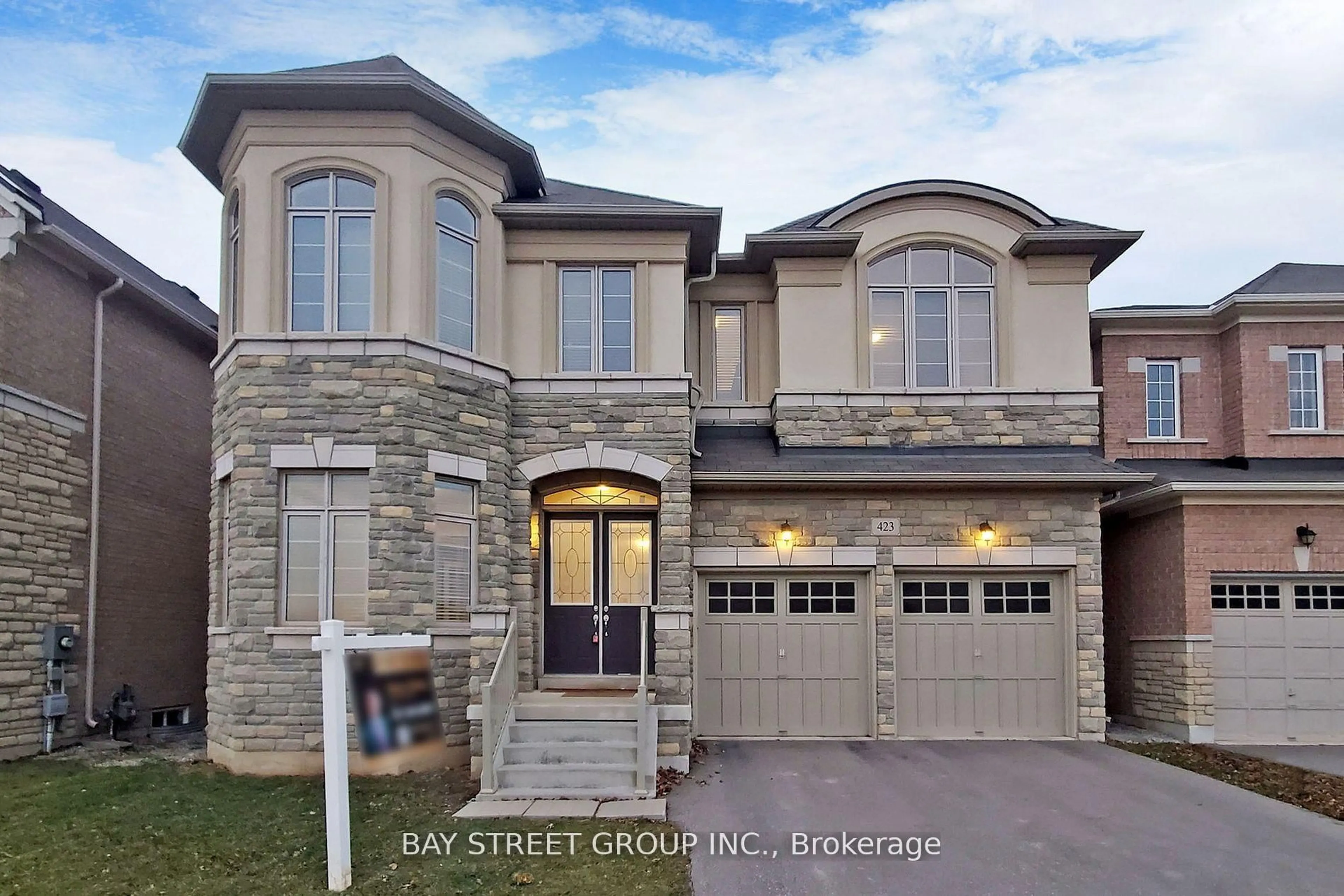 Home with brick exterior material, street for 423 Threshing Mill Blvd, Oakville Ontario L6T 0T4