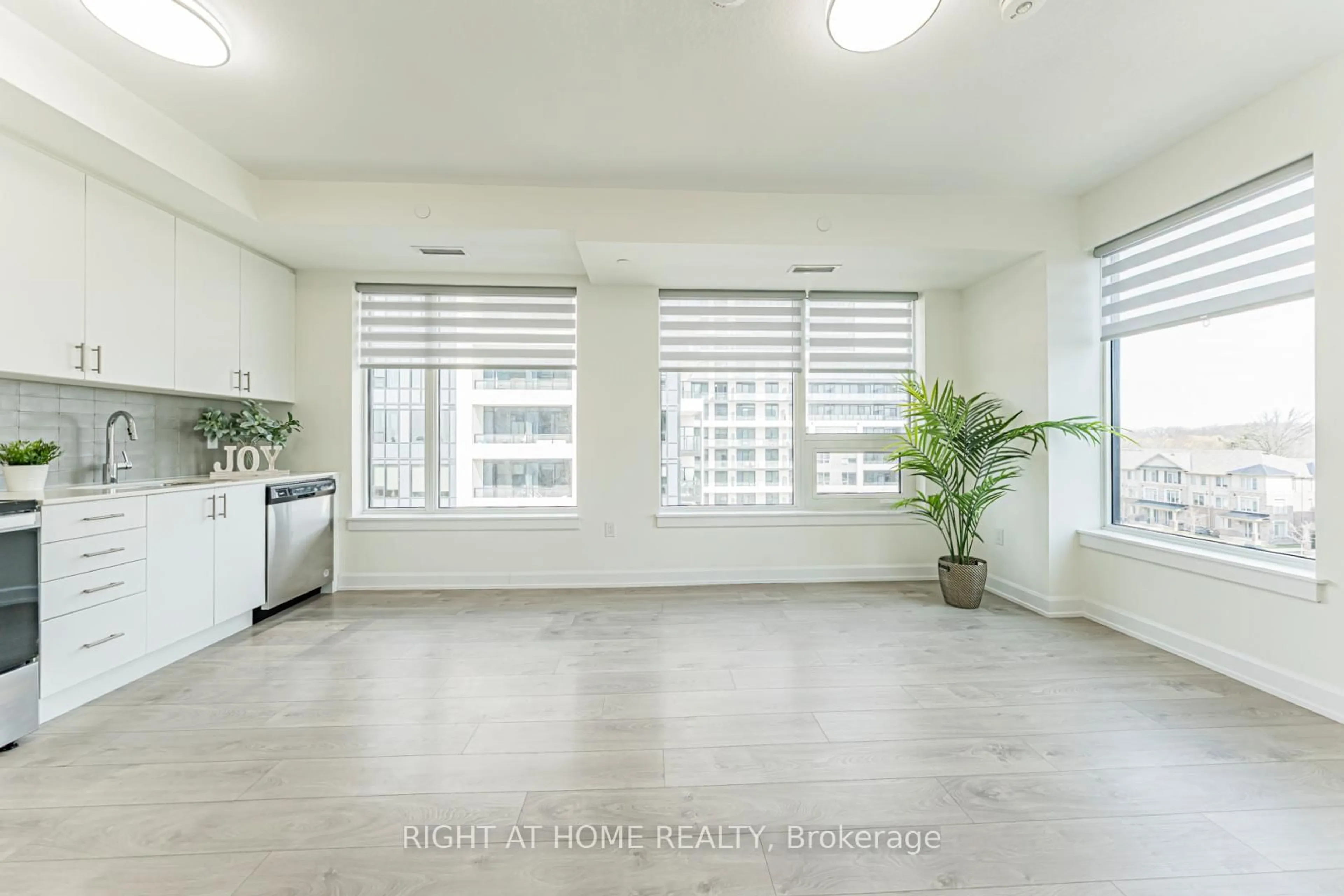 Indoor foyer for 3200 william coltson Ave #524, Oakville Ontario L6H 7W6