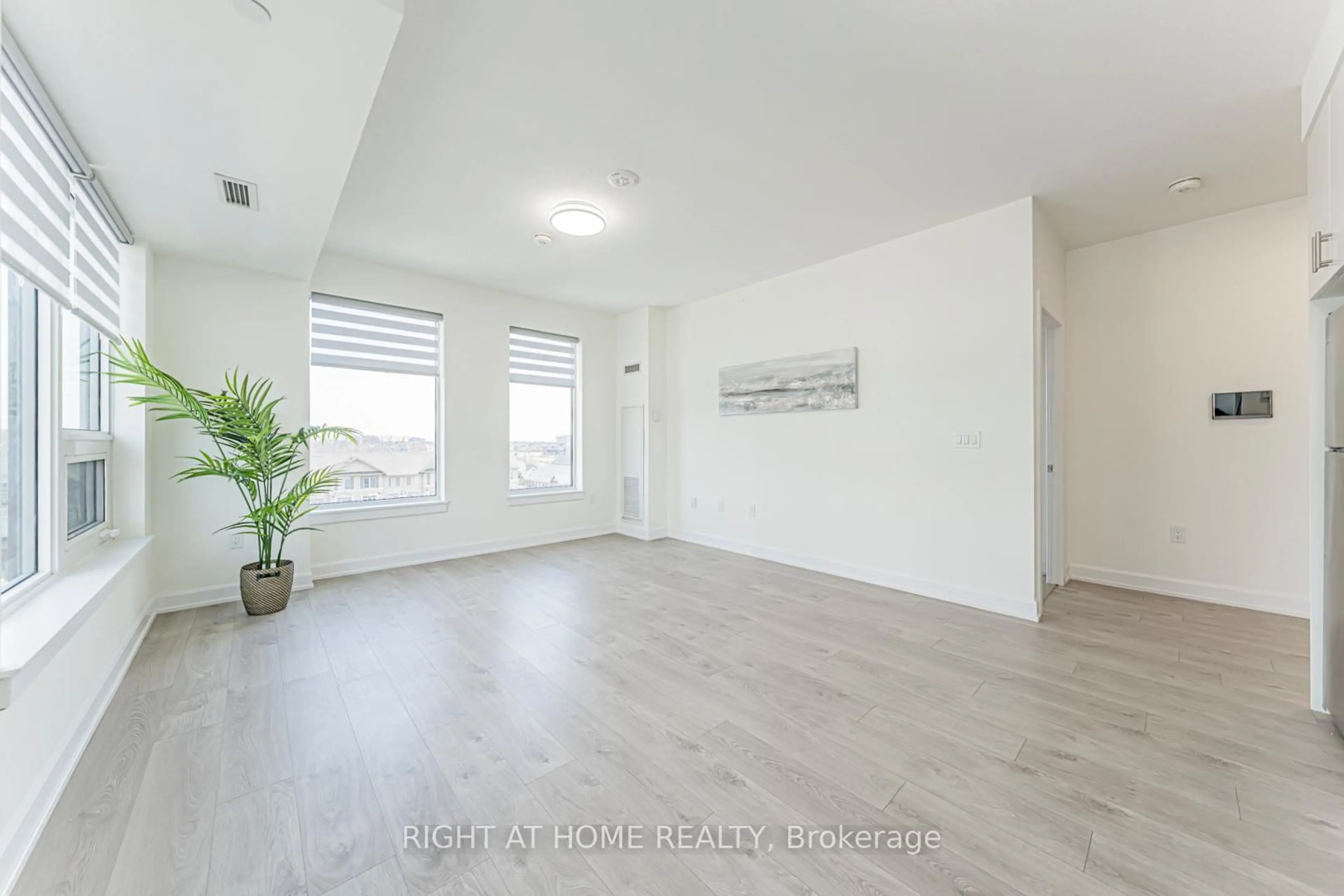 A pic of a room for 3200 william coltson Ave #524, Oakville Ontario L6H 7W6