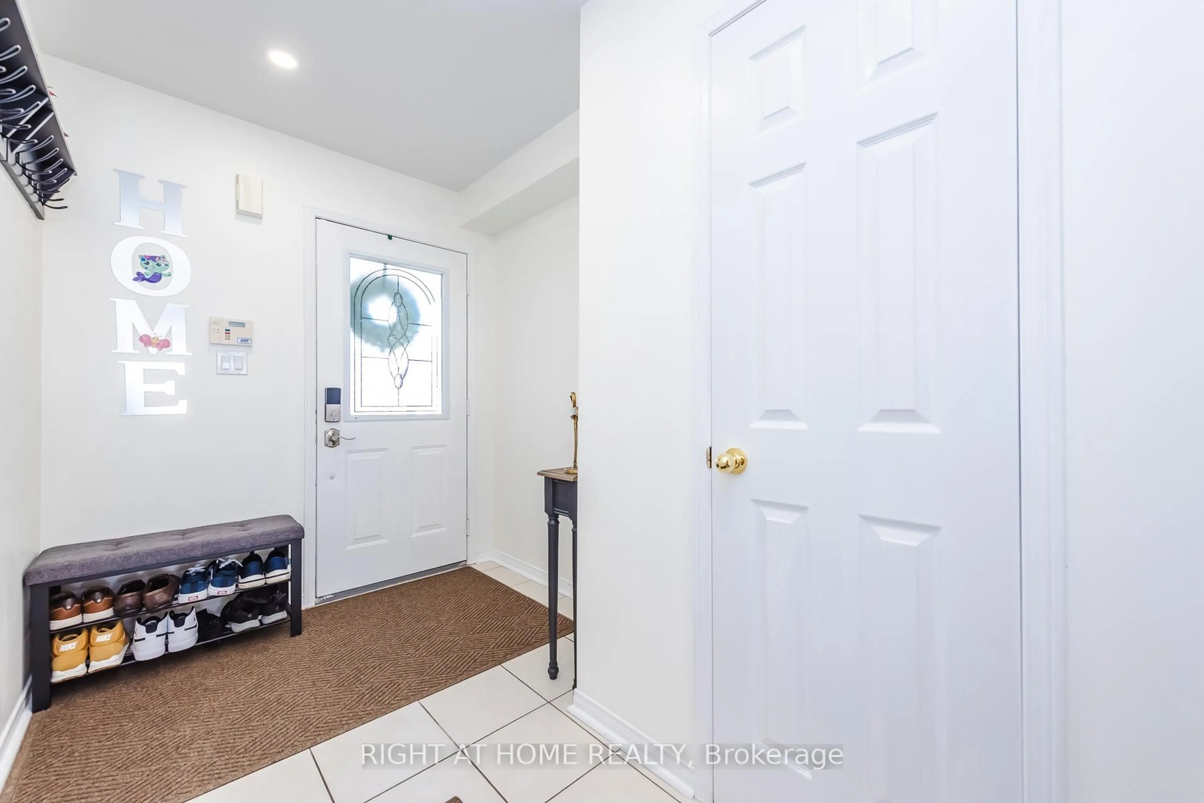Indoor entryway for 1268 Newell St, Milton Ontario L9T 6C2