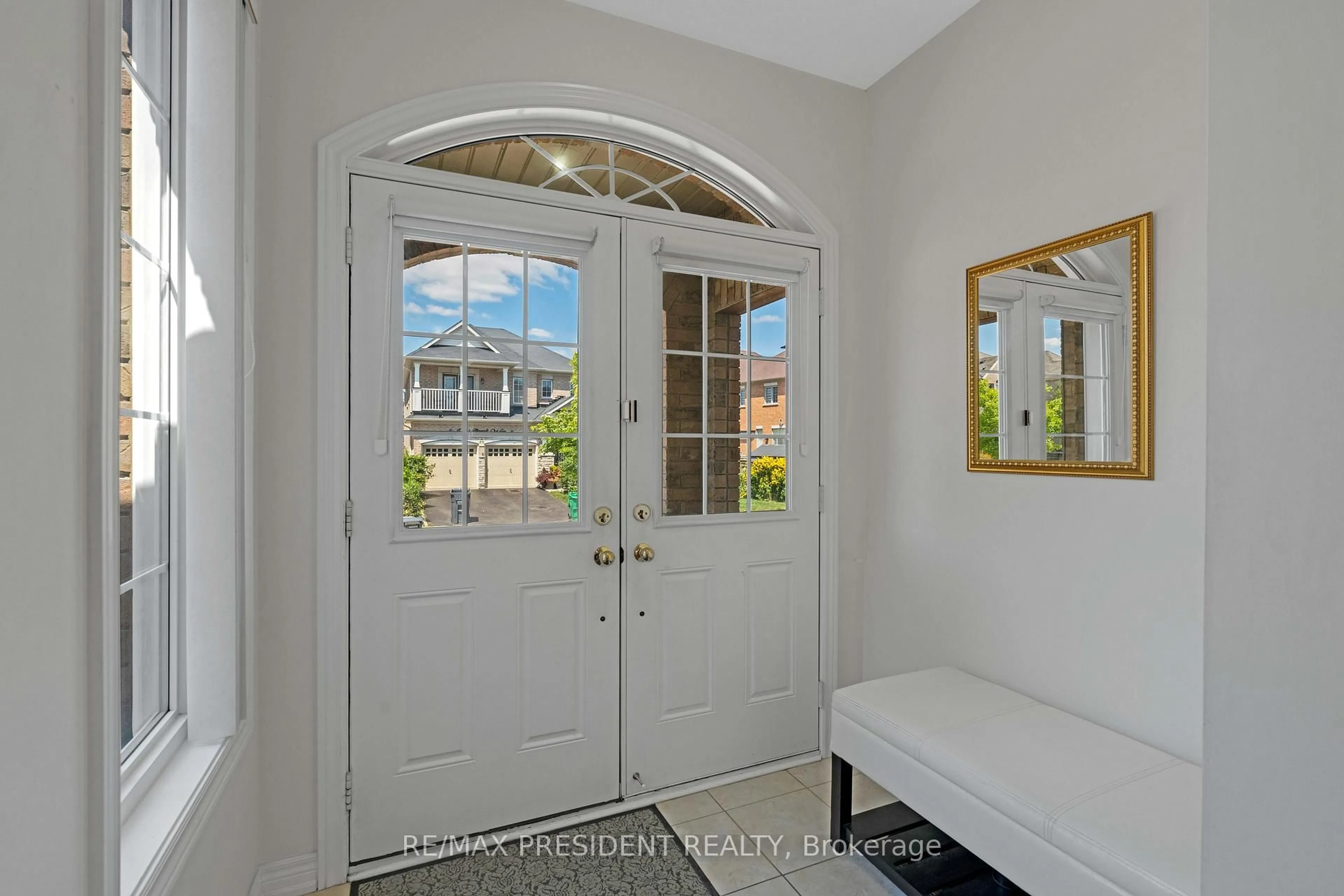 Indoor entryway for 7 Wellpark Way, Brampton Ontario L6P 3Z6