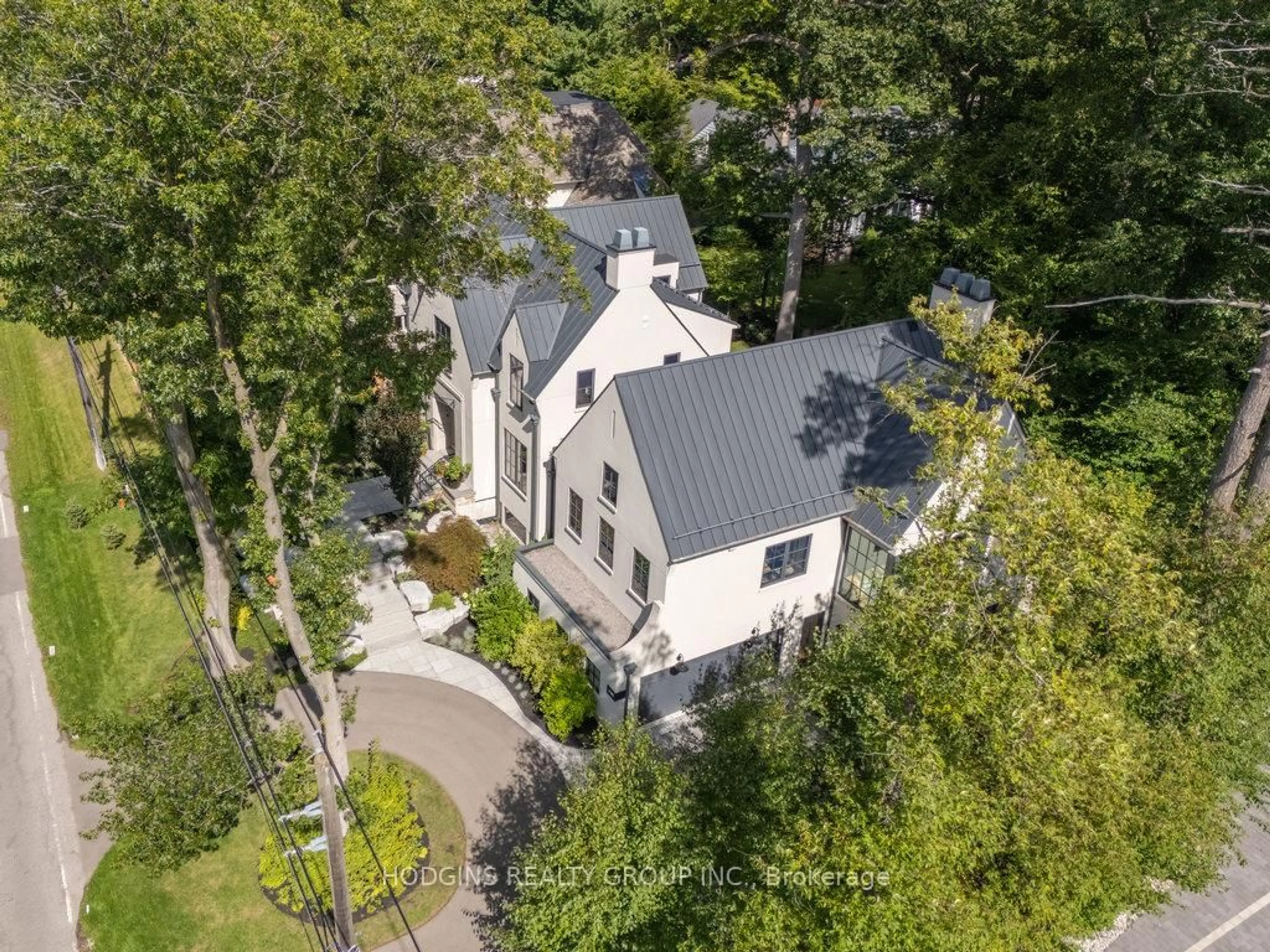 A pic from outside/outdoor area/front of a property/back of a property/a pic from drone, street for 238 Mineola Rd, Mississauga Ontario L5G 2X4