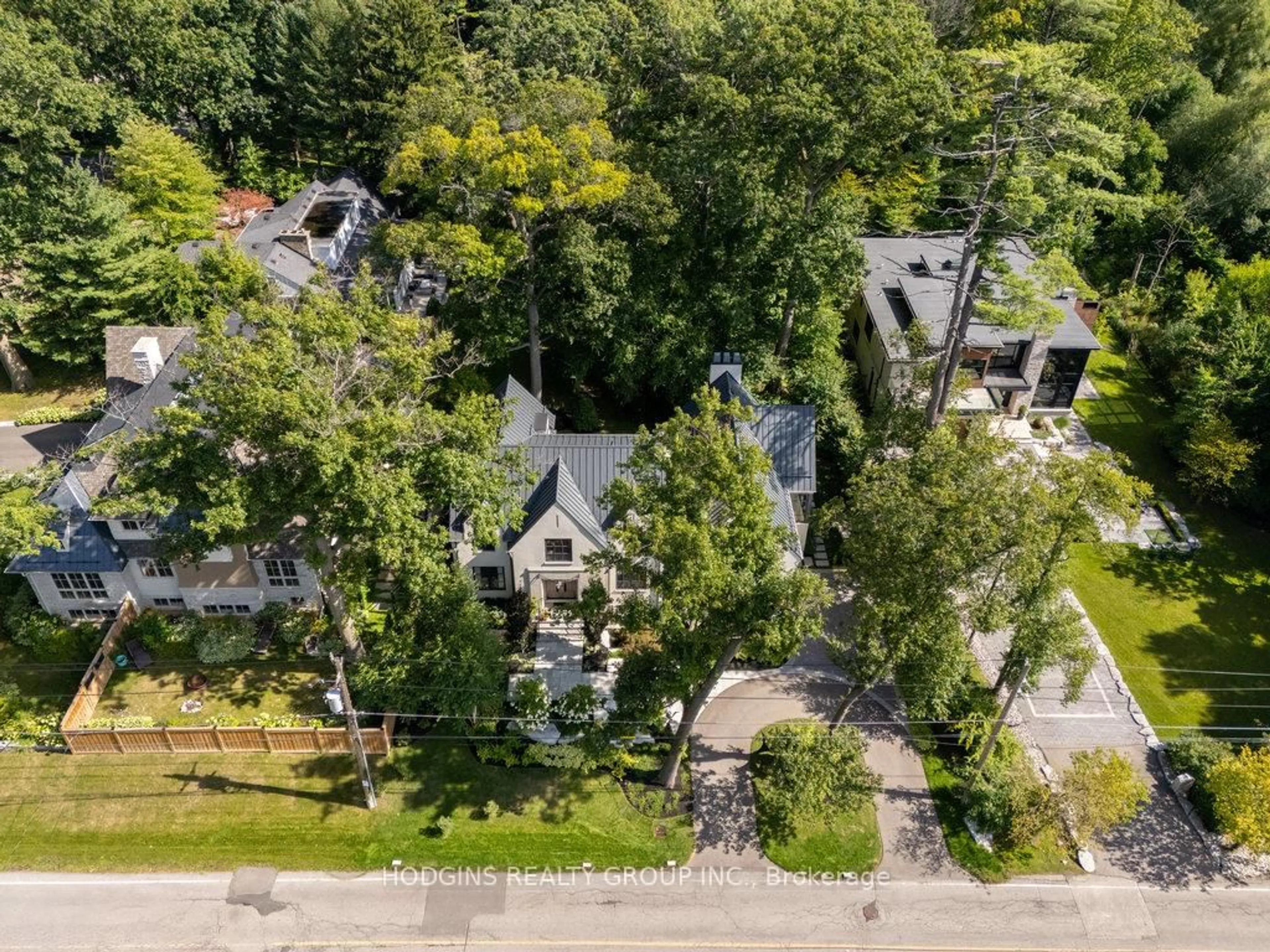 A pic from outside/outdoor area/front of a property/back of a property/a pic from drone, street for 238 Mineola Rd, Mississauga Ontario L5G 2X4
