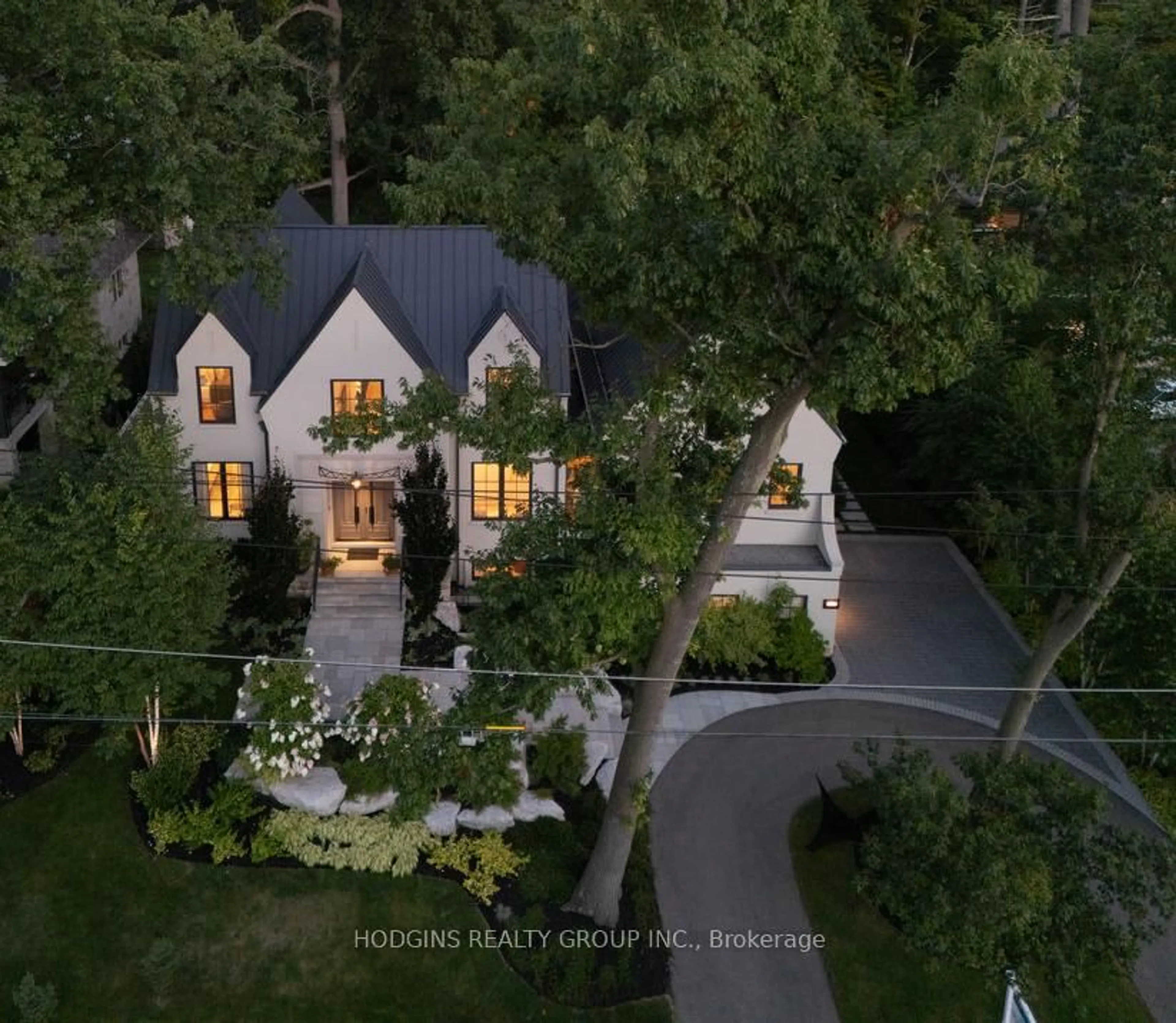 A pic from outside/outdoor area/front of a property/back of a property/a pic from drone, street for 238 Mineola Rd, Mississauga Ontario L5G 2X4