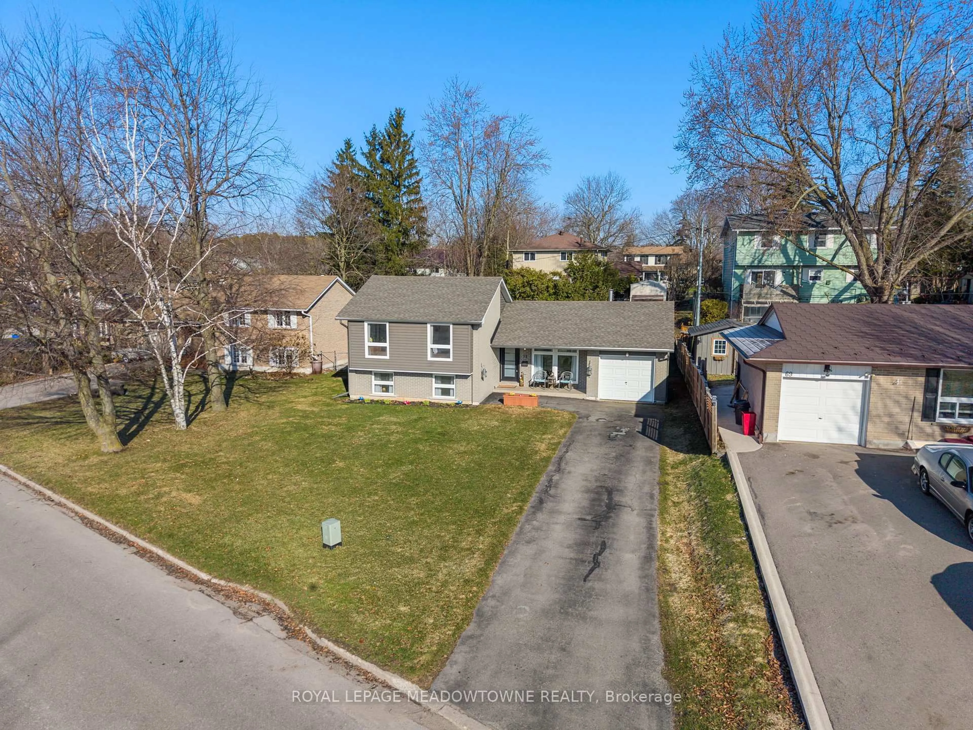 A pic from outside/outdoor area/front of a property/back of a property/a pic from drone, street for 73 Elizabeth Dr, Halton Hills Ontario L7J 1B4