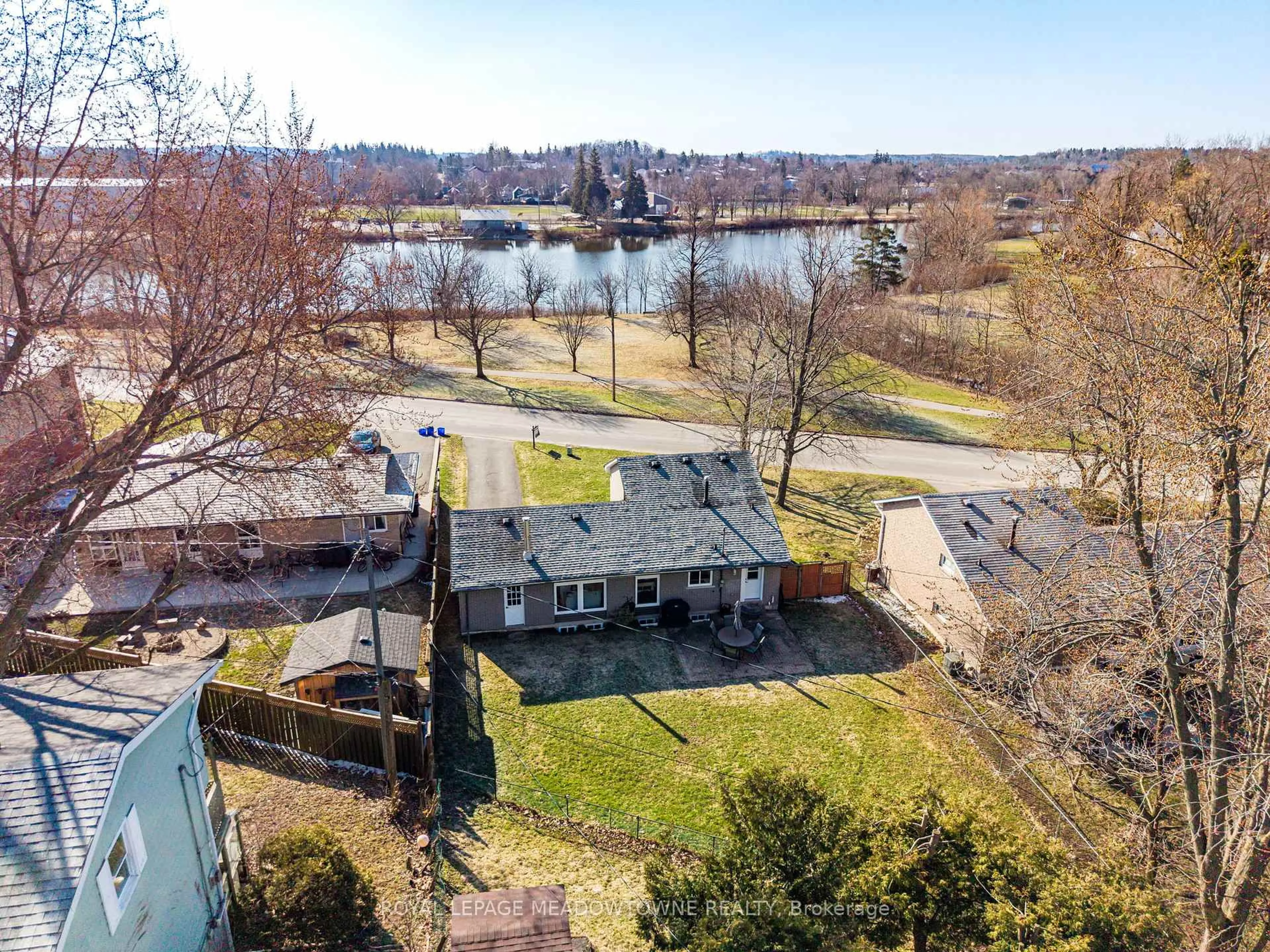 A pic from outside/outdoor area/front of a property/back of a property/a pic from drone, water/lake/river/ocean view for 73 Elizabeth Dr, Halton Hills Ontario L7J 1B4