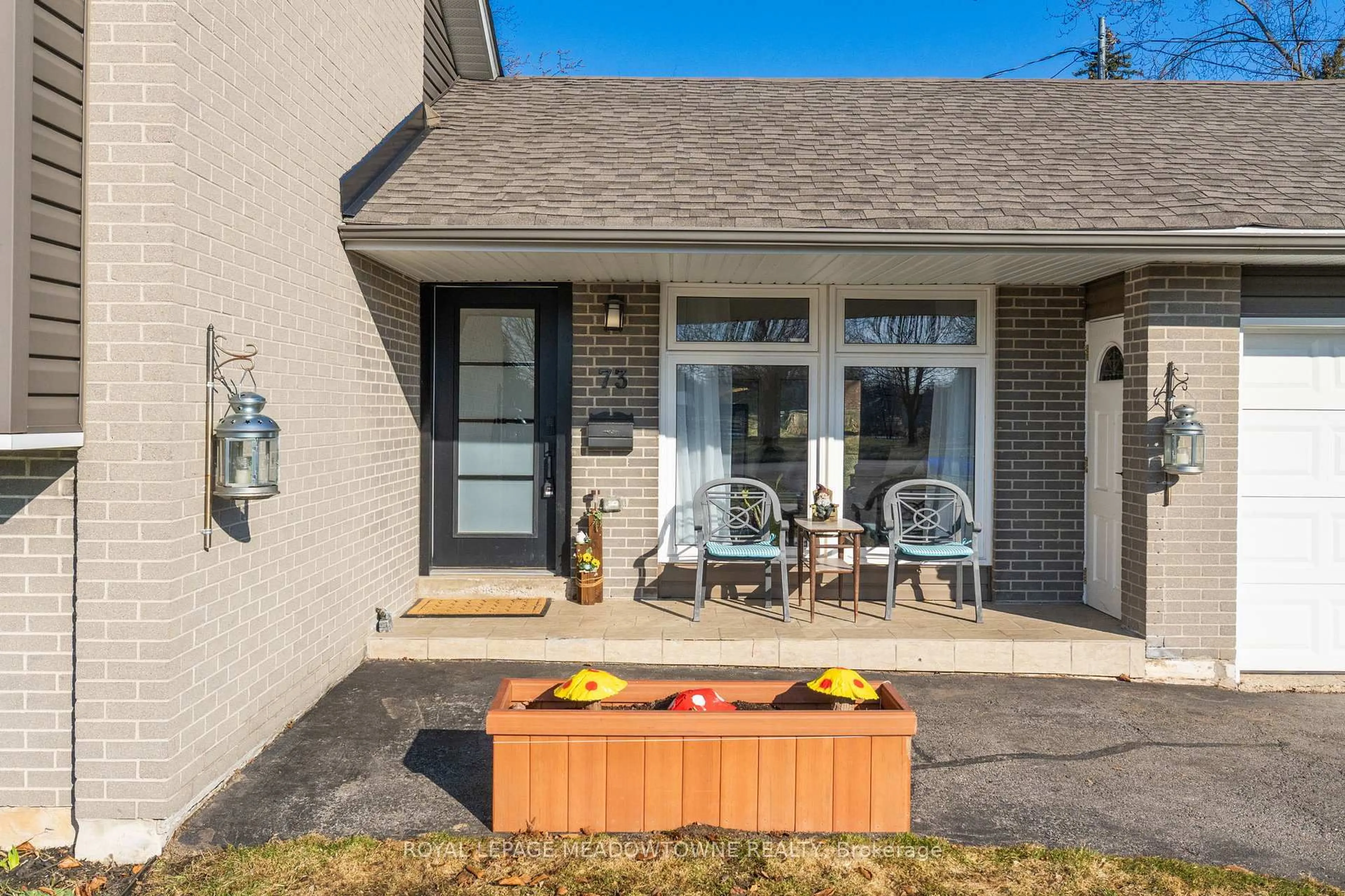 Patio, street for 73 Elizabeth Dr, Halton Hills Ontario L7J 1B4