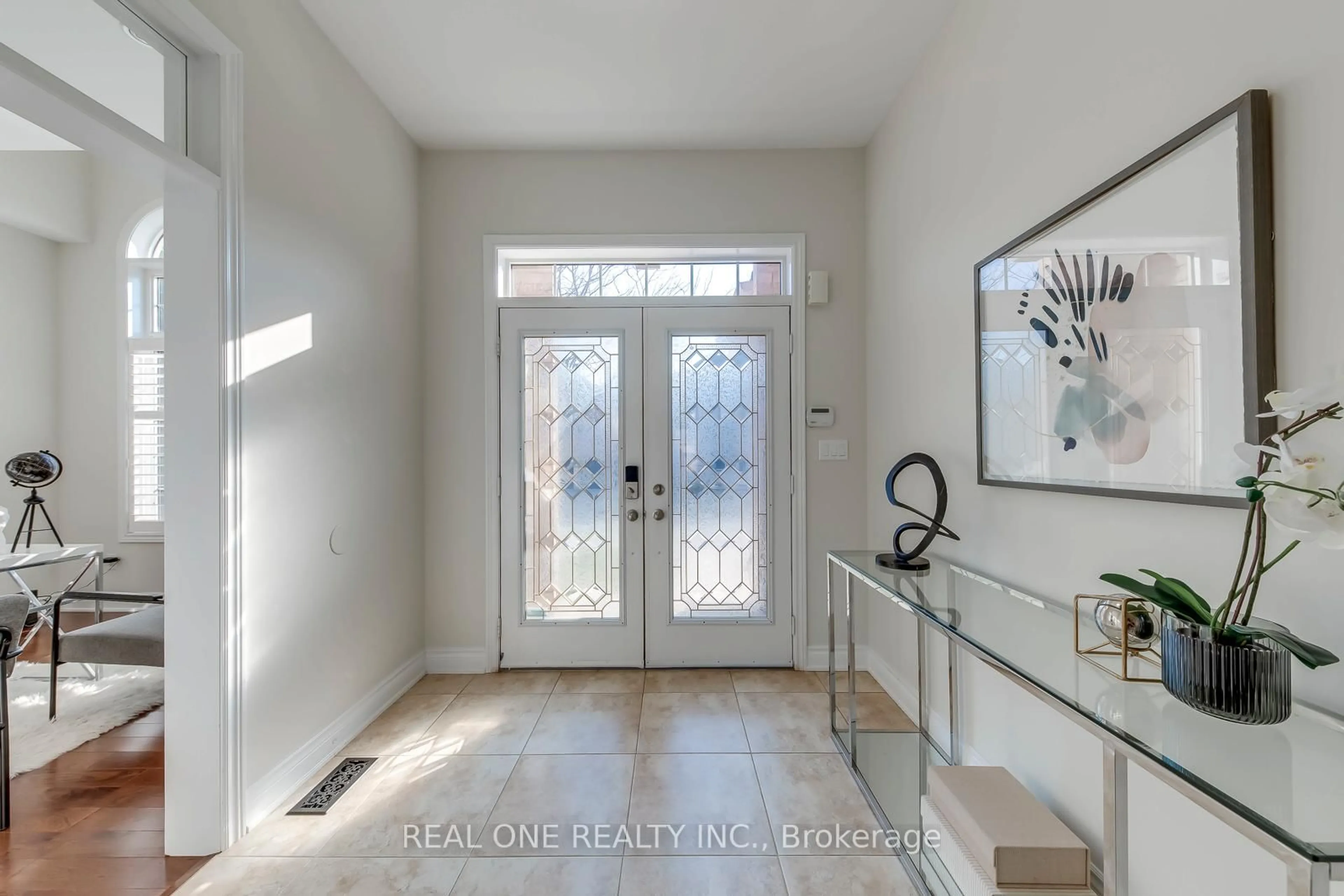 Indoor entryway for 2361 Rideau Dr, Oakville Ontario L6H 7J8