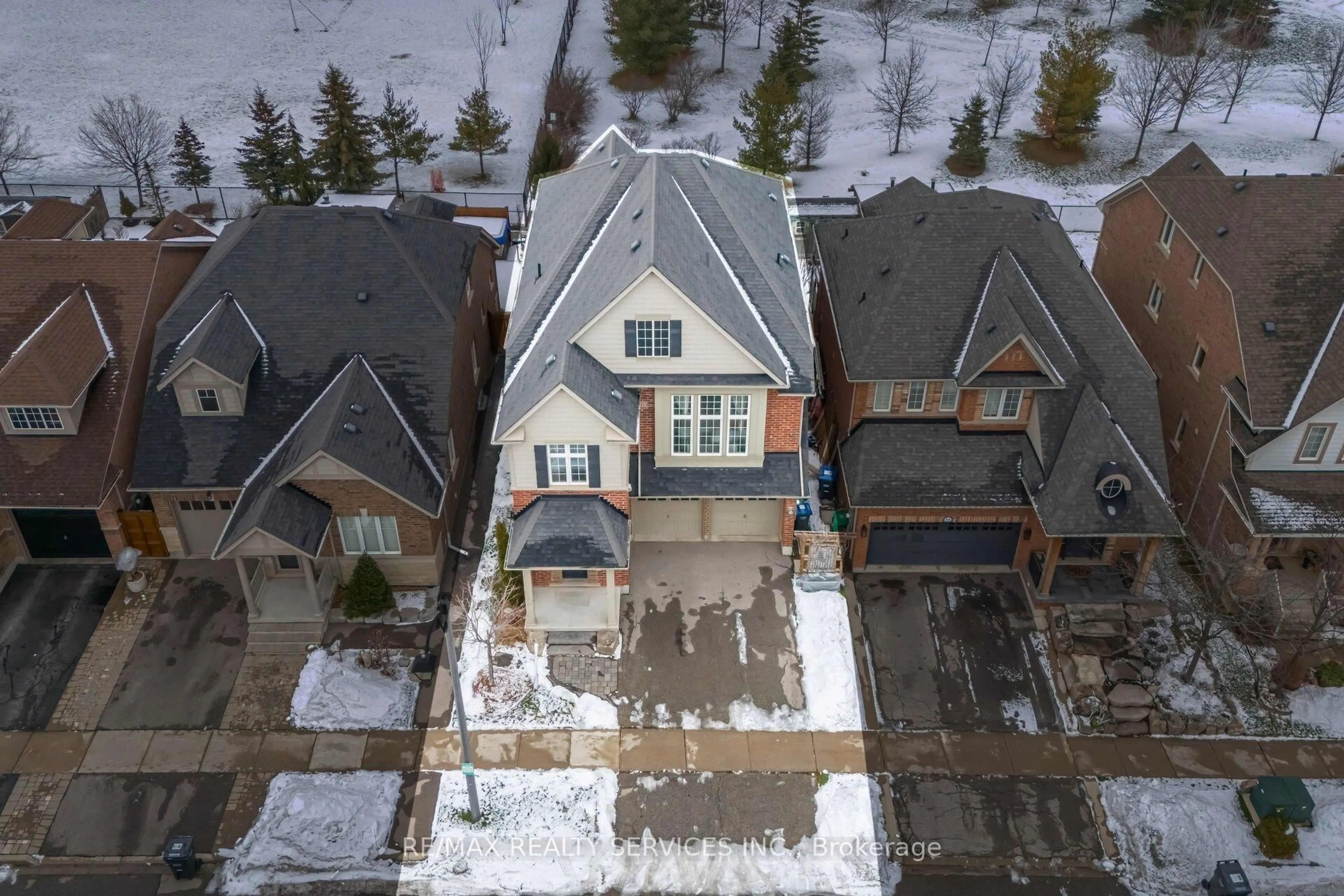 A pic from outside/outdoor area/front of a property/back of a property/a pic from drone, street for 82 Waterville Way, Caledon Ontario L7C 3P2