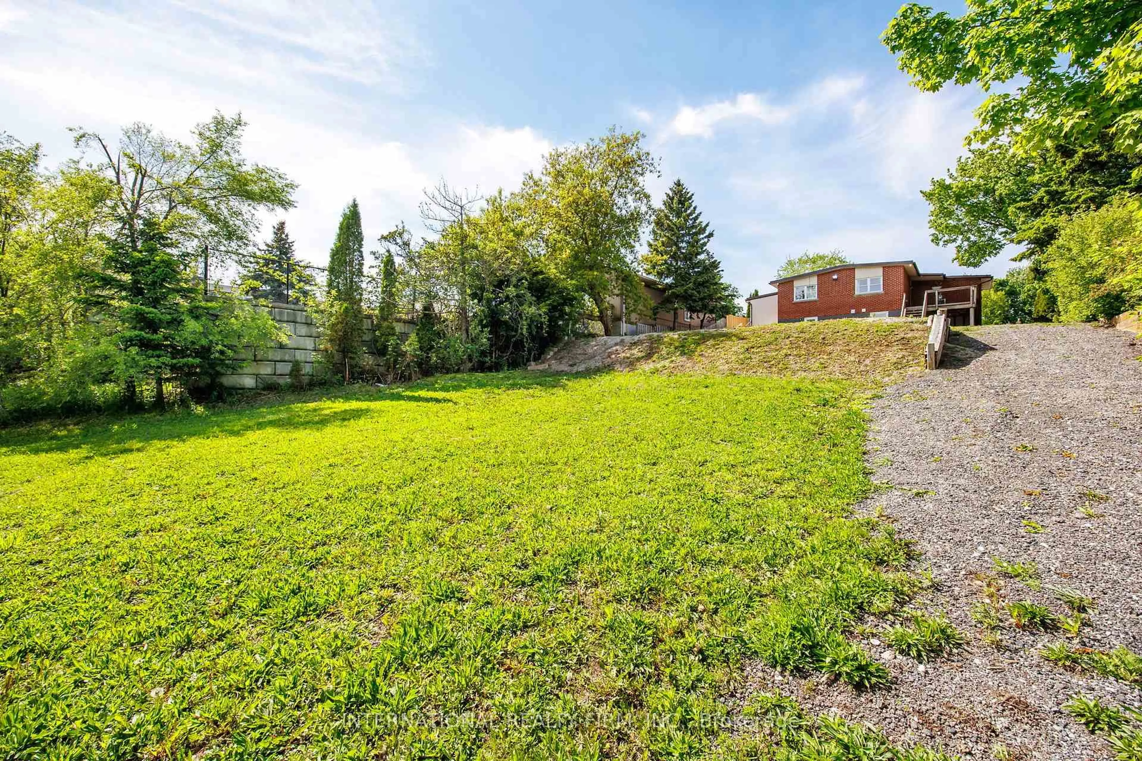 A pic from outside/outdoor area/front of a property/back of a property/a pic from drone, unknown for 304 Broadway, Orangeville Ontario L9W 1L3