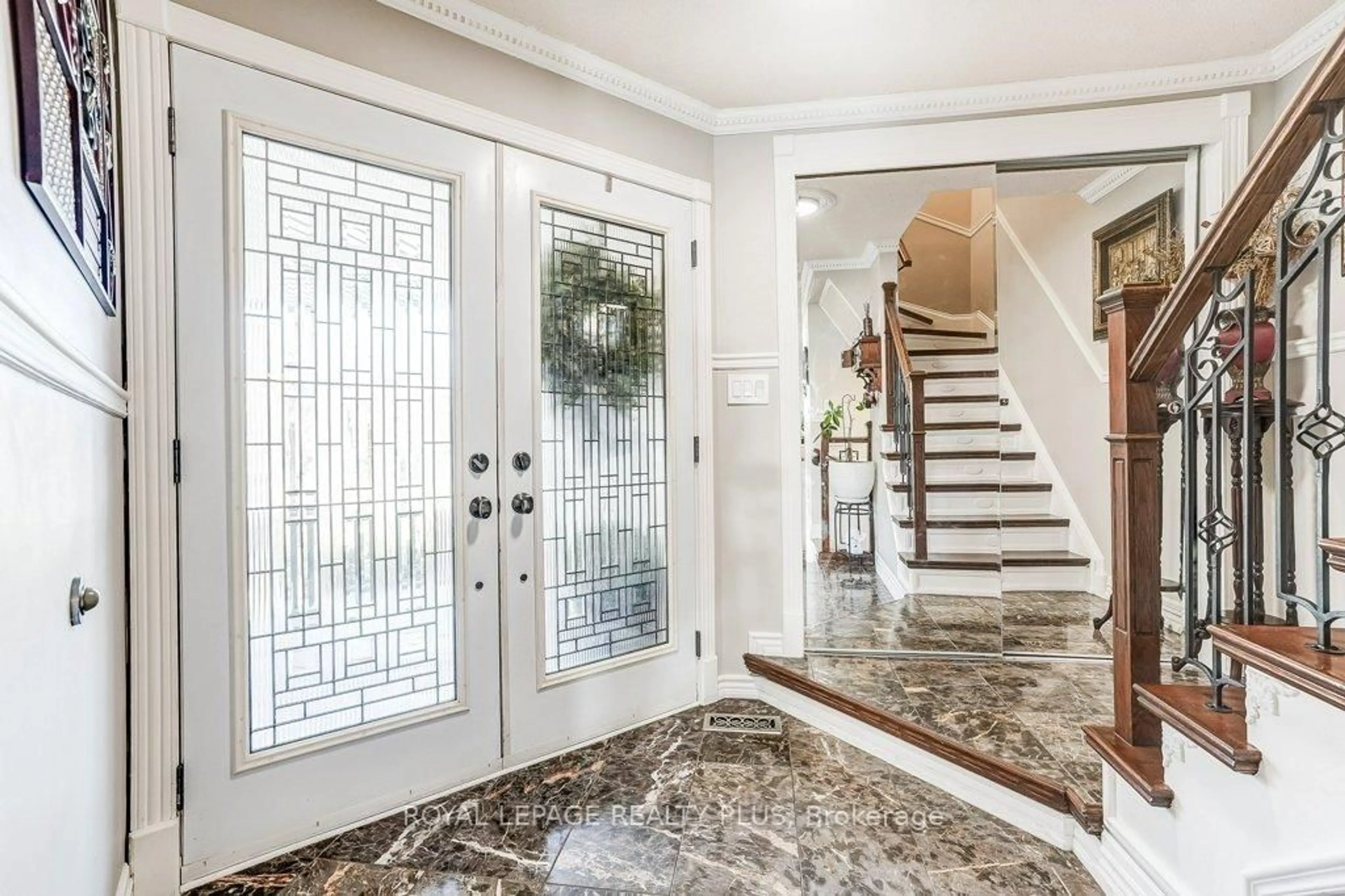 Indoor entryway for 6422 Sapling Tr, Mississauga Ontario L5N 7A4