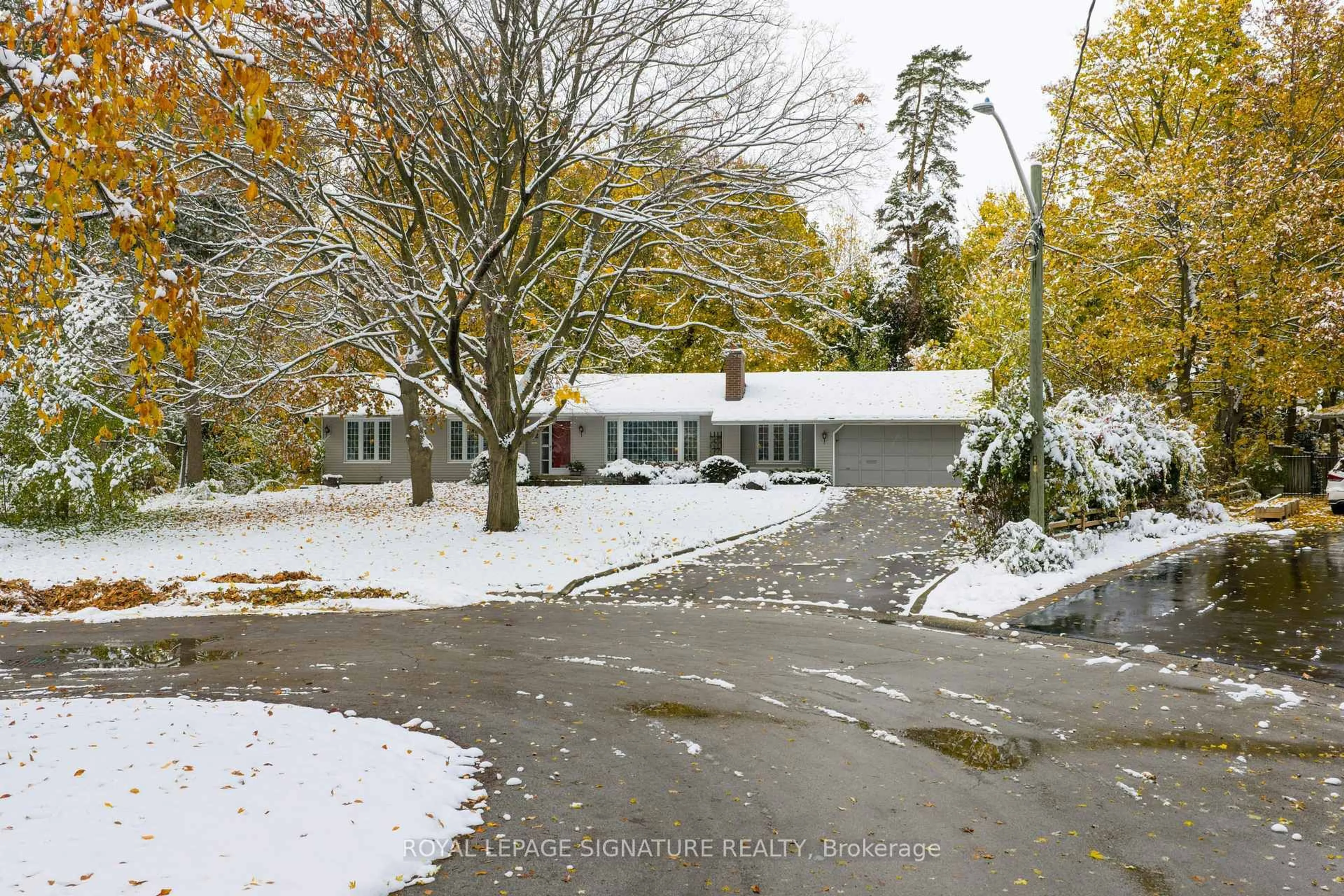 A pic from outside/outdoor area/front of a property/back of a property/a pic from drone, street for 332 Coral Terr, Oakville Ontario L6J 4C4