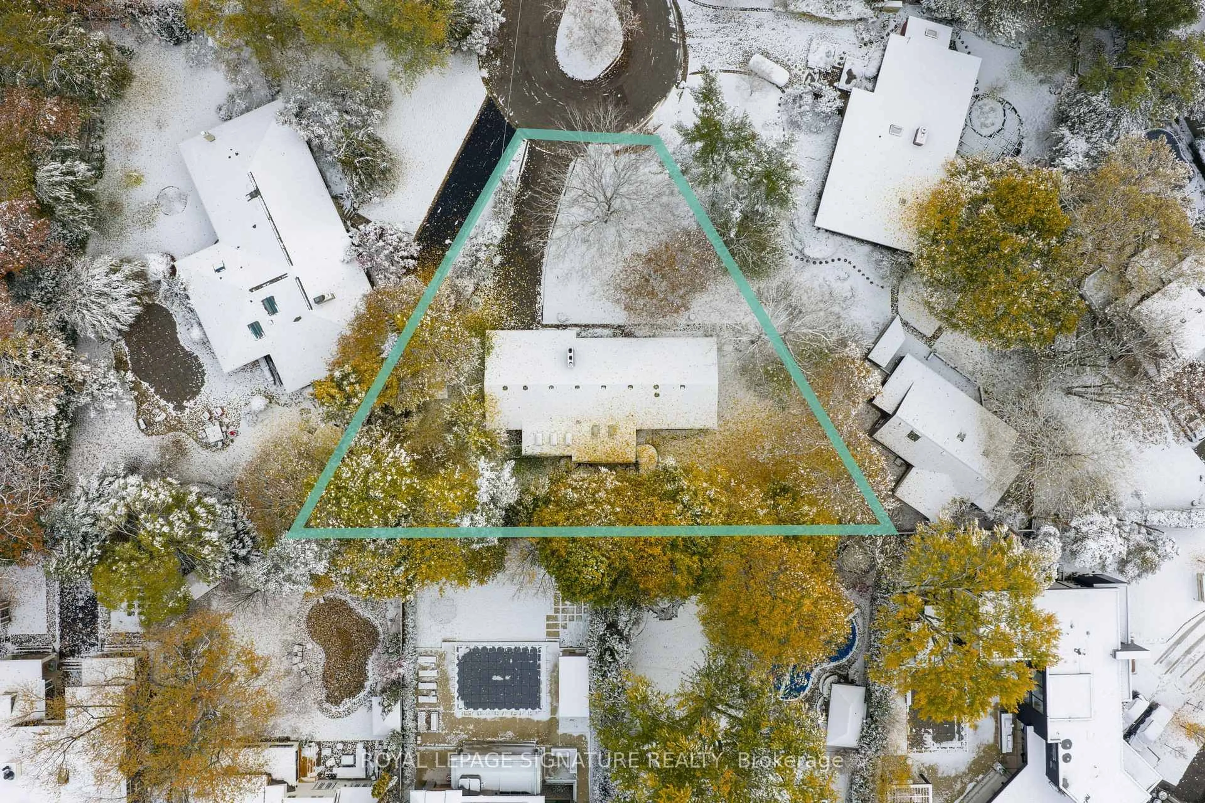 A pic from outside/outdoor area/front of a property/back of a property/a pic from drone, street for 332 Coral Terr, Oakville Ontario L6J 4C4