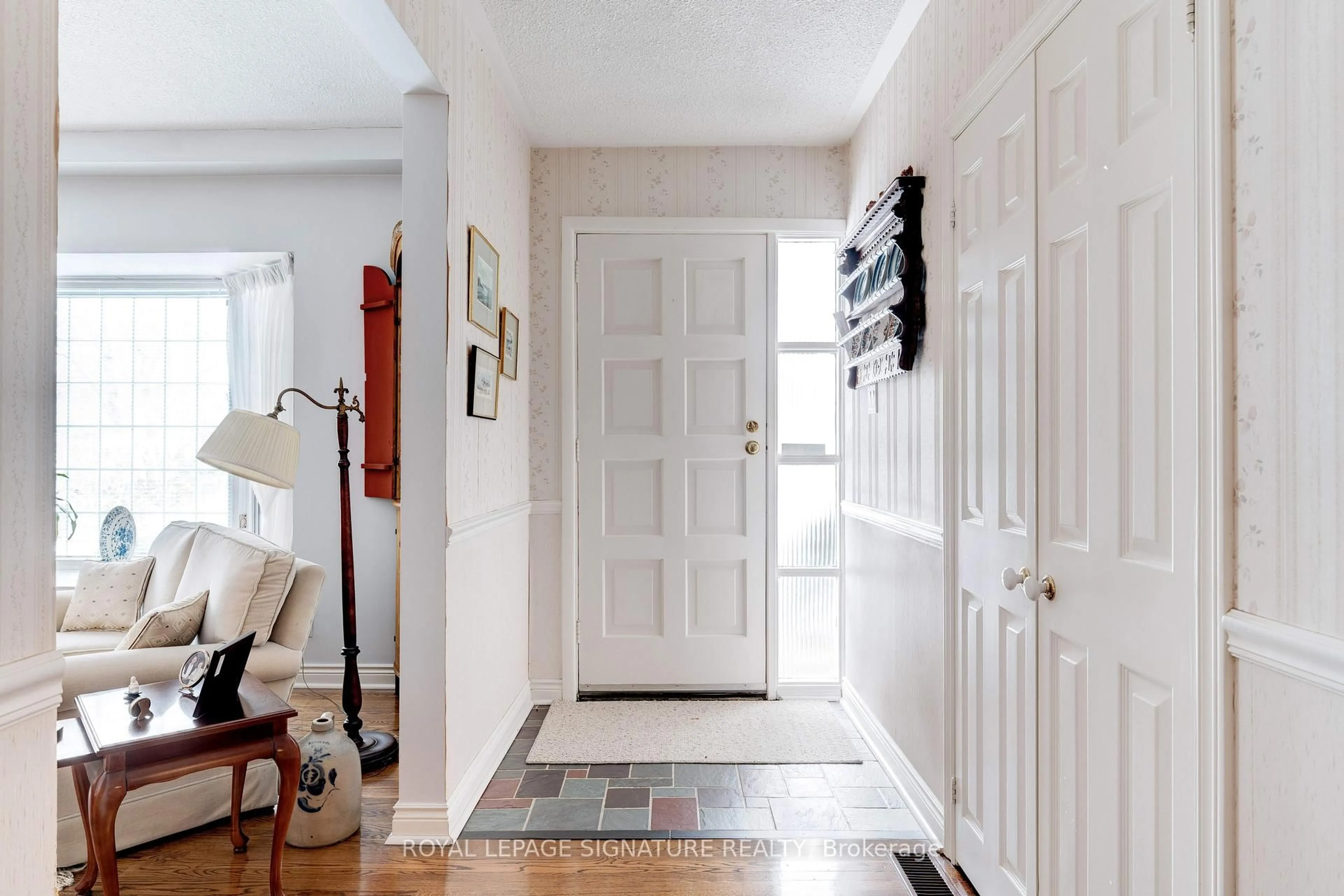 Indoor entryway for 332 Coral Terr, Oakville Ontario L6J 4C4