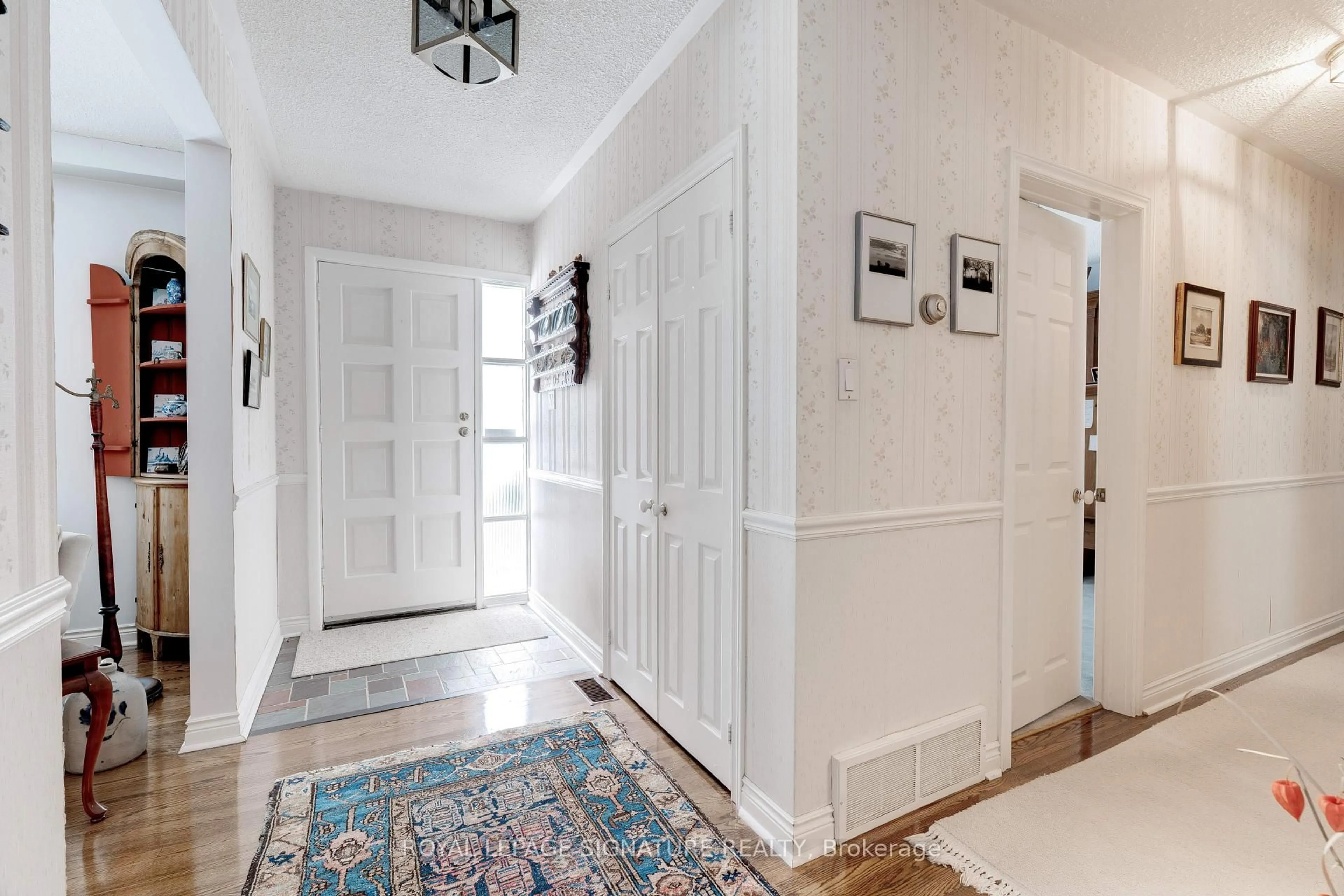 Indoor entryway for 332 Coral Terr, Oakville Ontario L6J 4C4