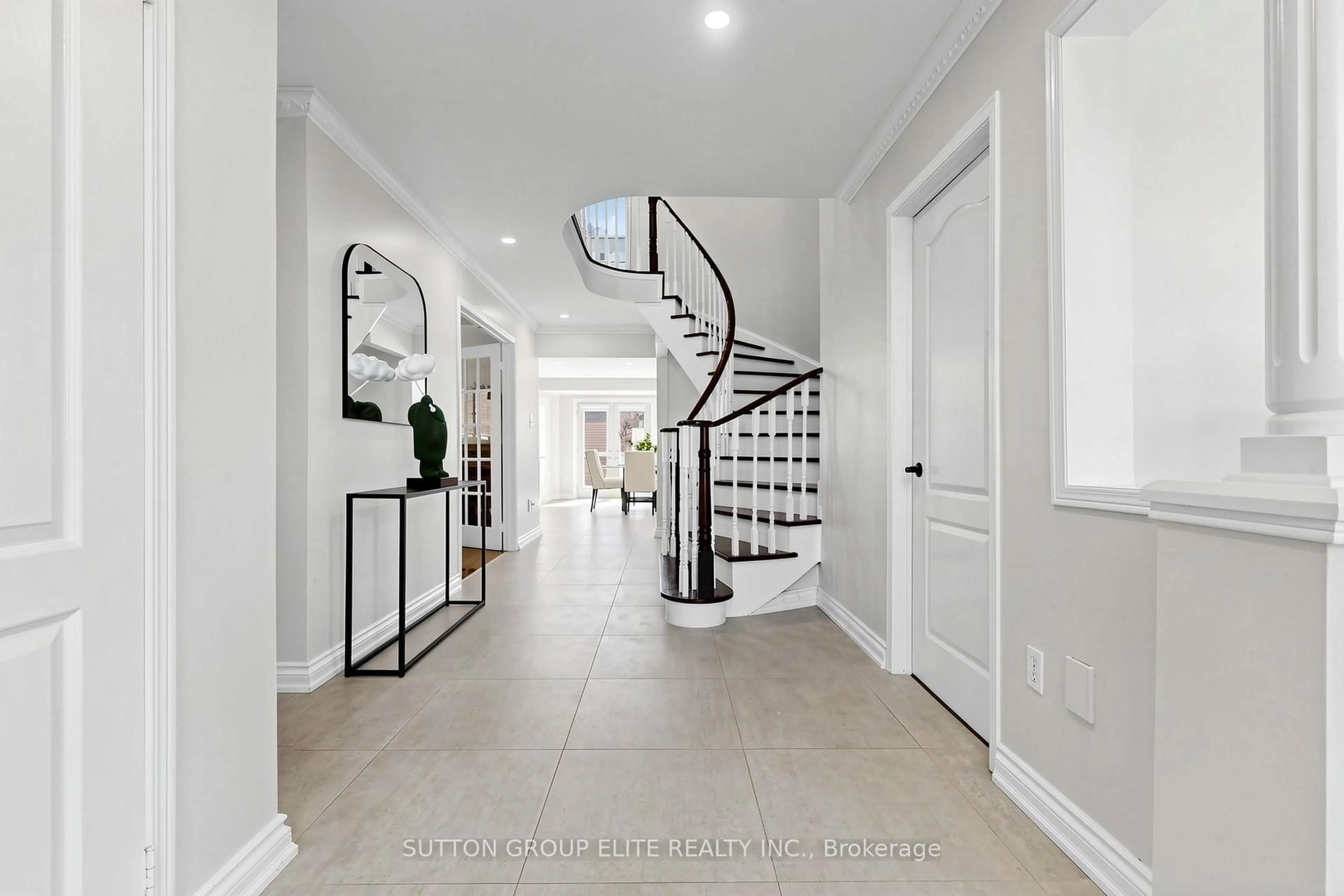 Indoor entryway for 2768 Peacock Dr, Mississauga Ontario L5M 5R5