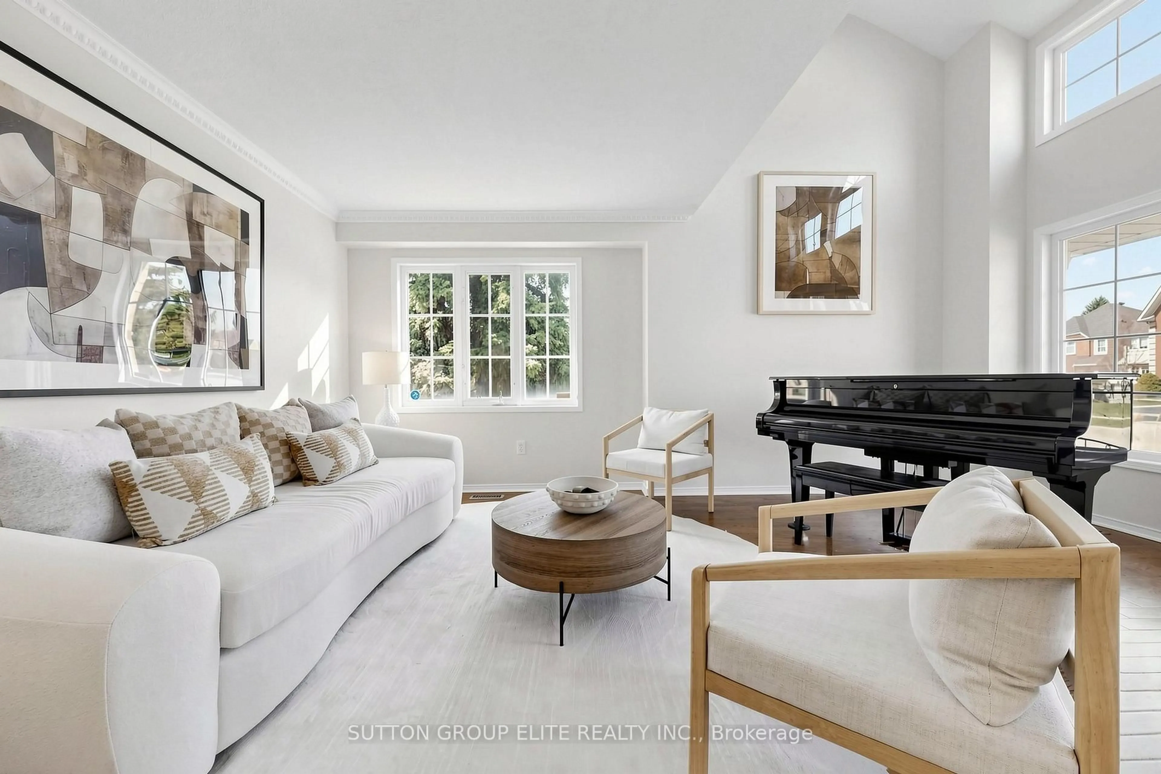 Living room with furniture, unknown for 2768 Peacock Dr, Mississauga Ontario L5M 5R5