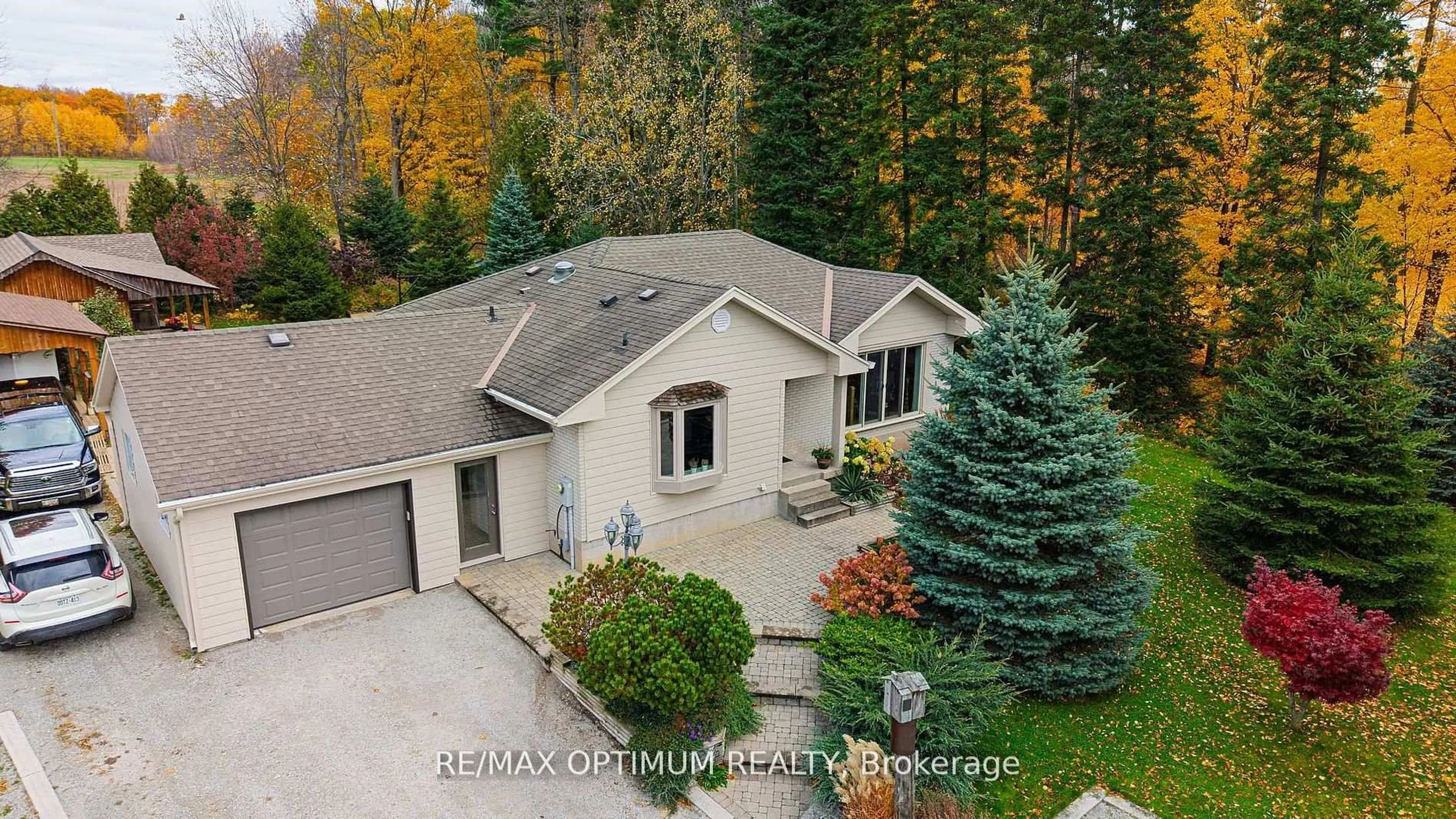 A pic from outside/outdoor area/front of a property/back of a property/a pic from drone, unknown for 9249 Sixth Line, Halton Hills Ontario L7G 4S6