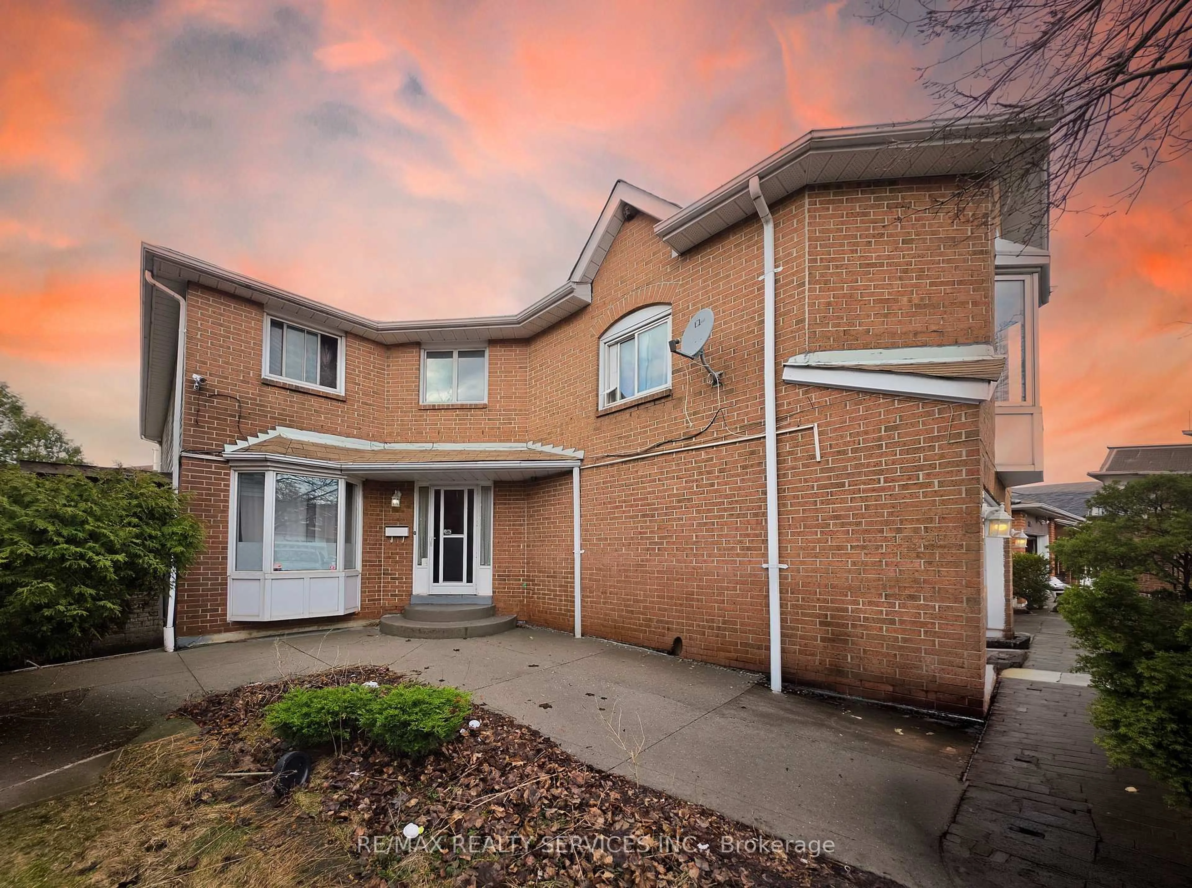 A pic from outside/outdoor area/front of a property/back of a property/a pic from drone, street for 377 Mill St, Brampton Ontario L6Y 3H6