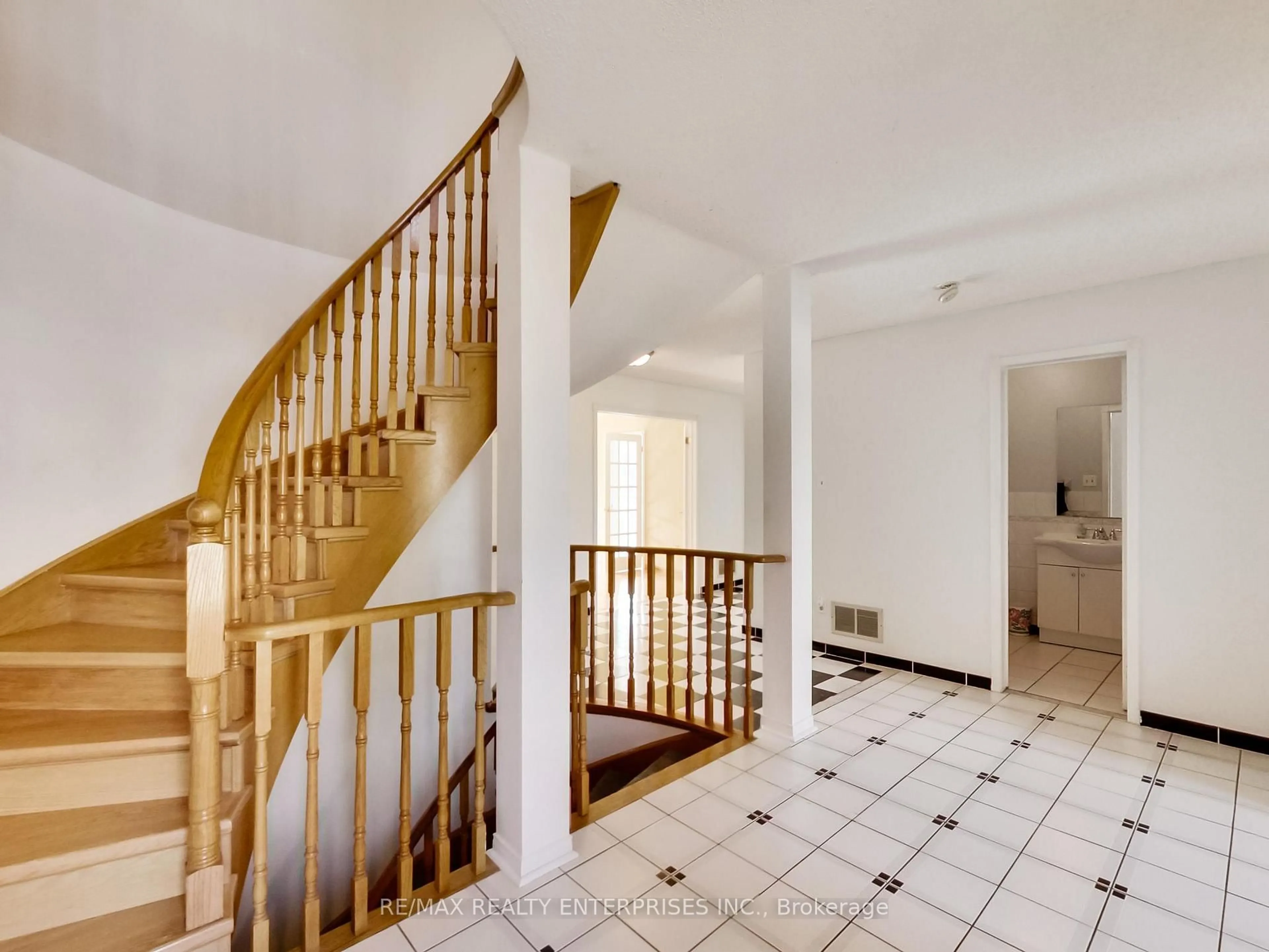 Indoor foyer for 1590 Astrella Cres, Mississauga Ontario L5M 5A1