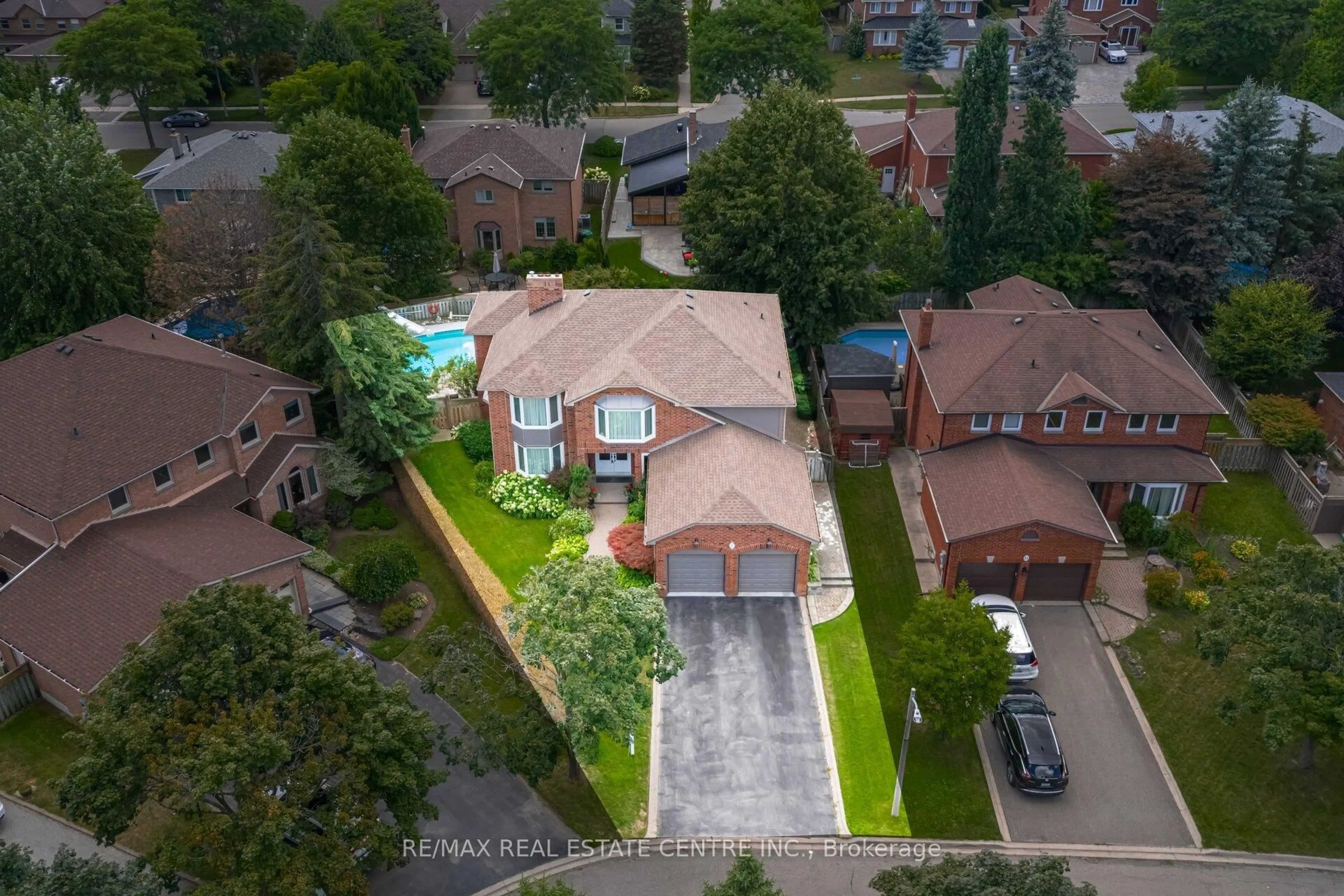 A pic from outside/outdoor area/front of a property/back of a property/a pic from drone, street for 15 Brookbank Crt, Brampton Ontario L6Z 3G4