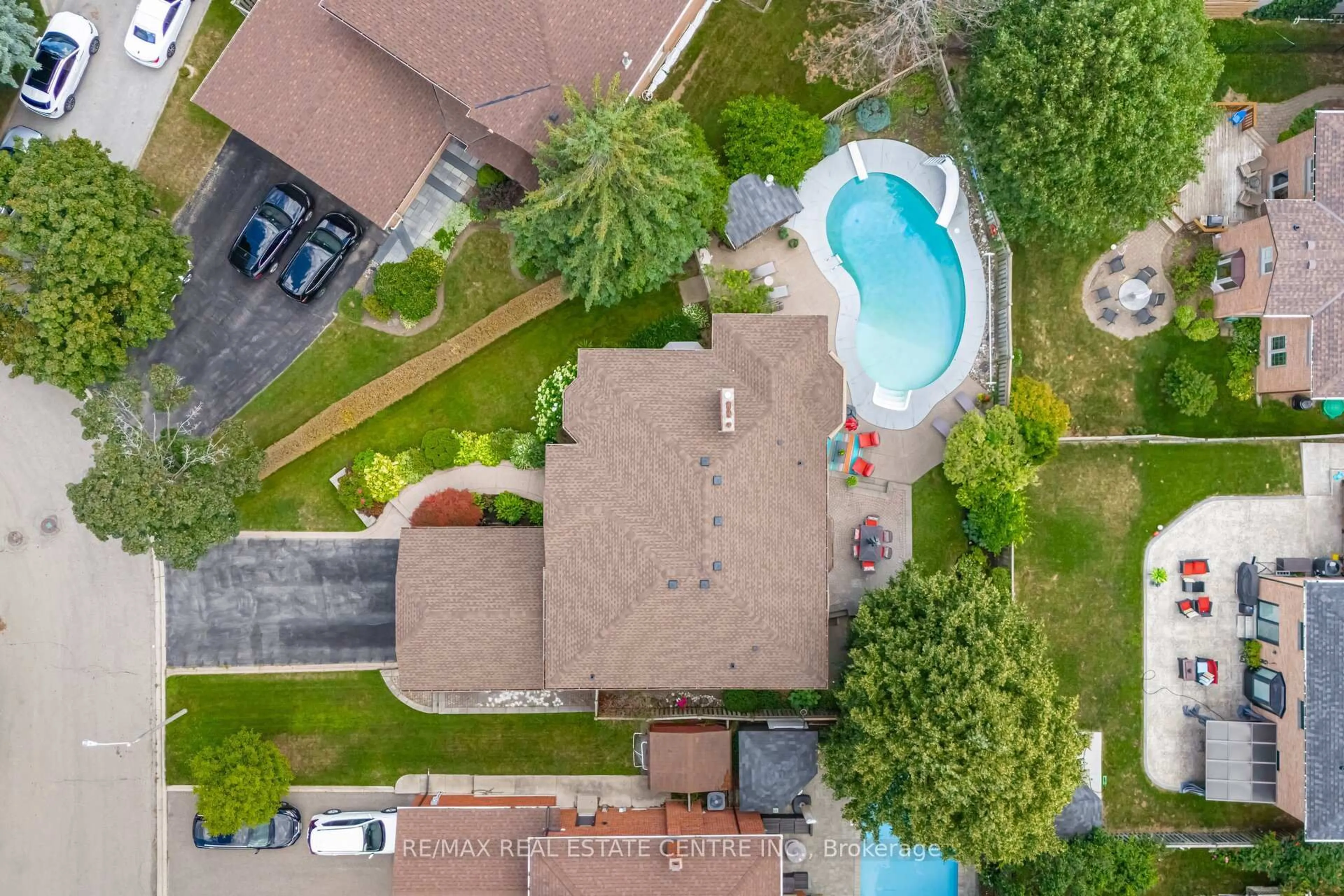 A pic from outside/outdoor area/front of a property/back of a property/a pic from drone, unknown for 15 Brookbank Crt, Brampton Ontario L6Z 3G4