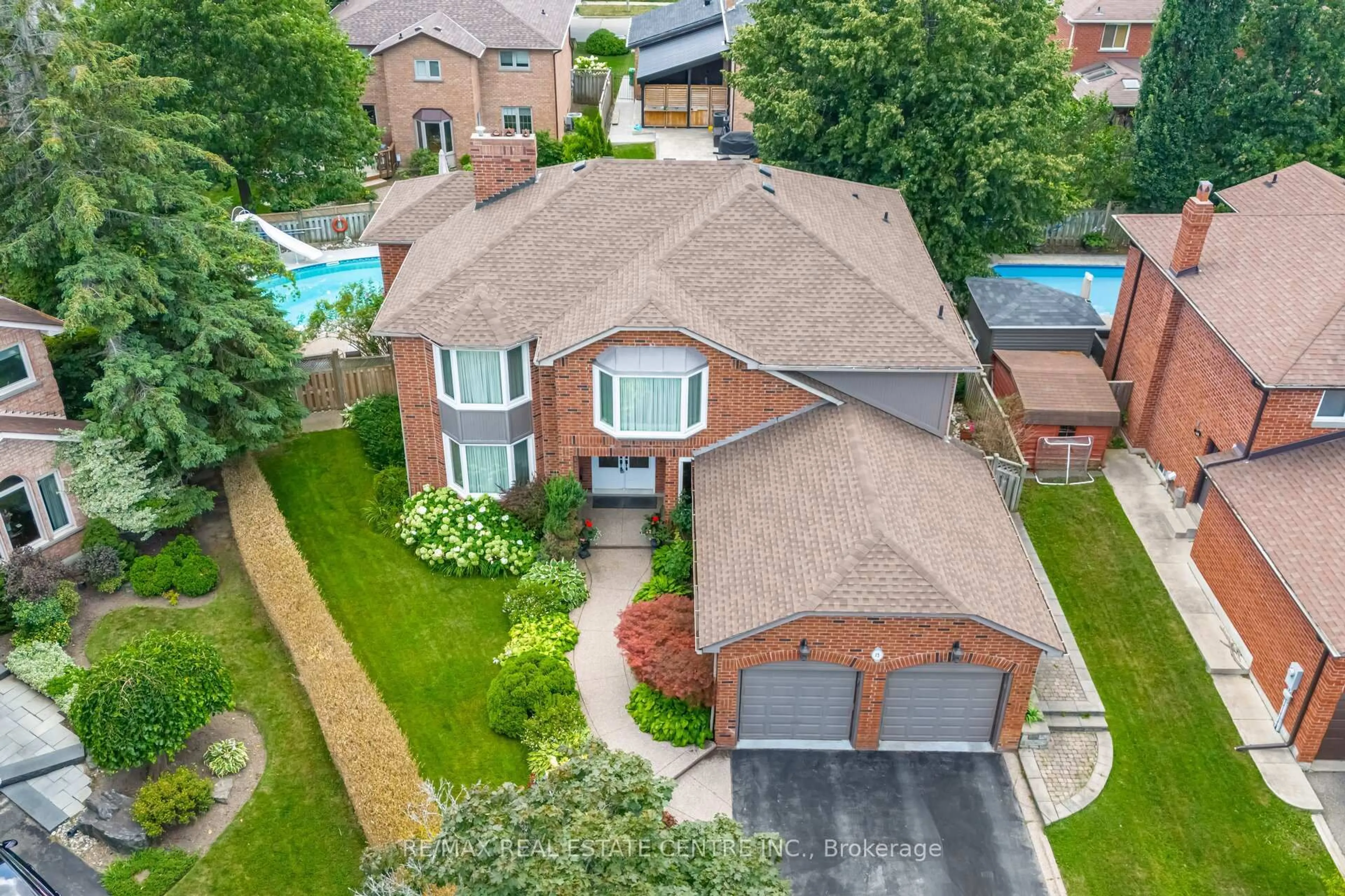 A pic from outside/outdoor area/front of a property/back of a property/a pic from drone, street for 15 Brookbank Crt, Brampton Ontario L6Z 3G4