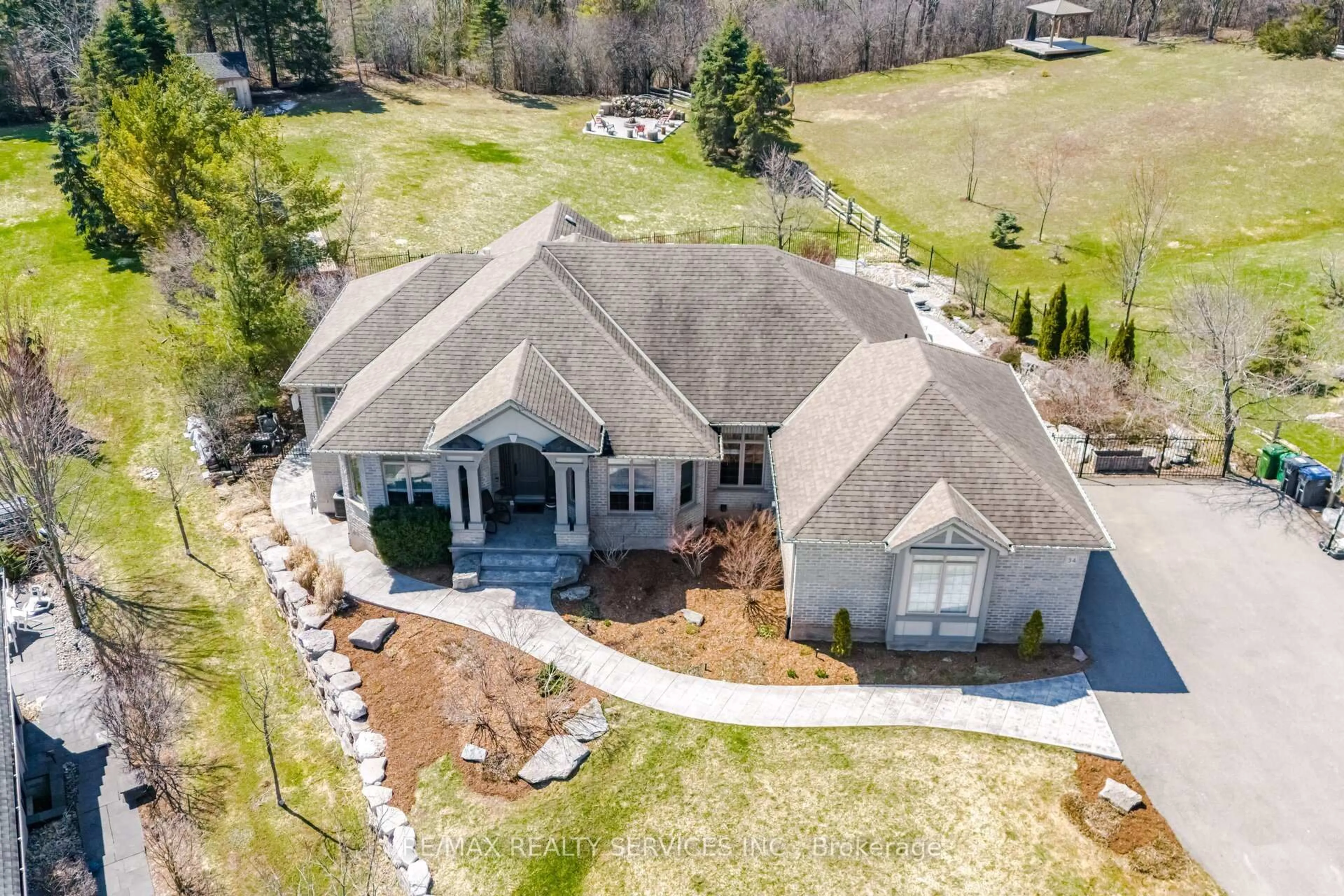 A pic from outside/outdoor area/front of a property/back of a property/a pic from drone, unknown for 34 Isabella St, Caledon Ontario L7C 1N7