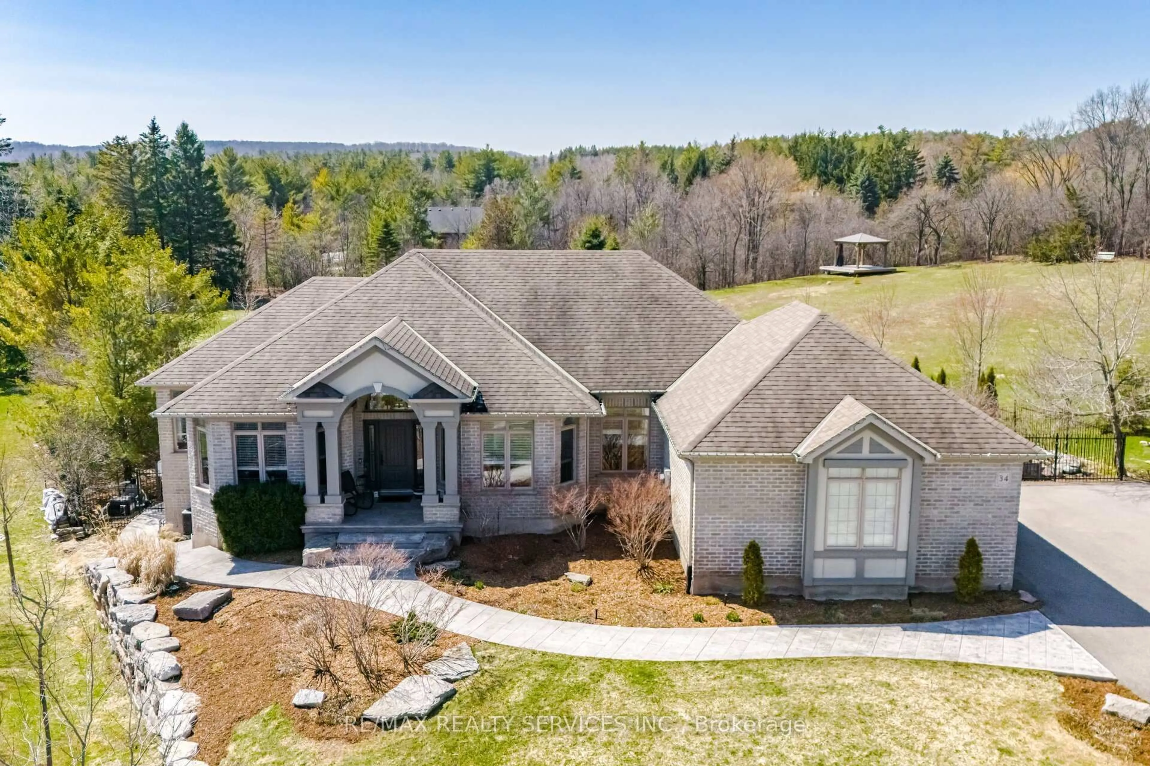 A pic from outside/outdoor area/front of a property/back of a property/a pic from drone, unknown for 34 Isabella St, Caledon Ontario L7C 1N7