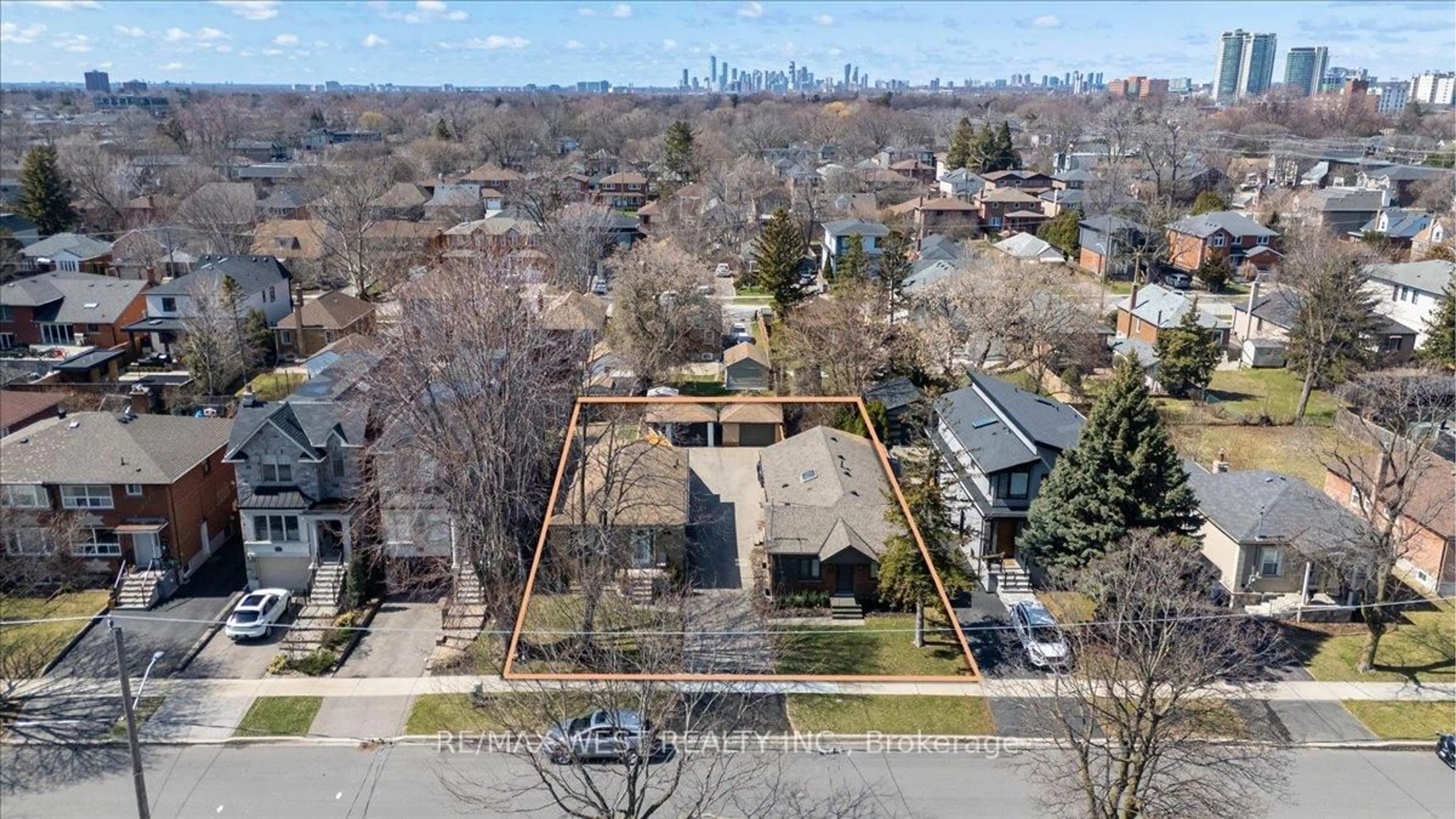 A pic from outside/outdoor area/front of a property/back of a property/a pic from drone, city buildings view from balcony for 200 & 204 Delta St, Toronto Ontario M8W 4E4
