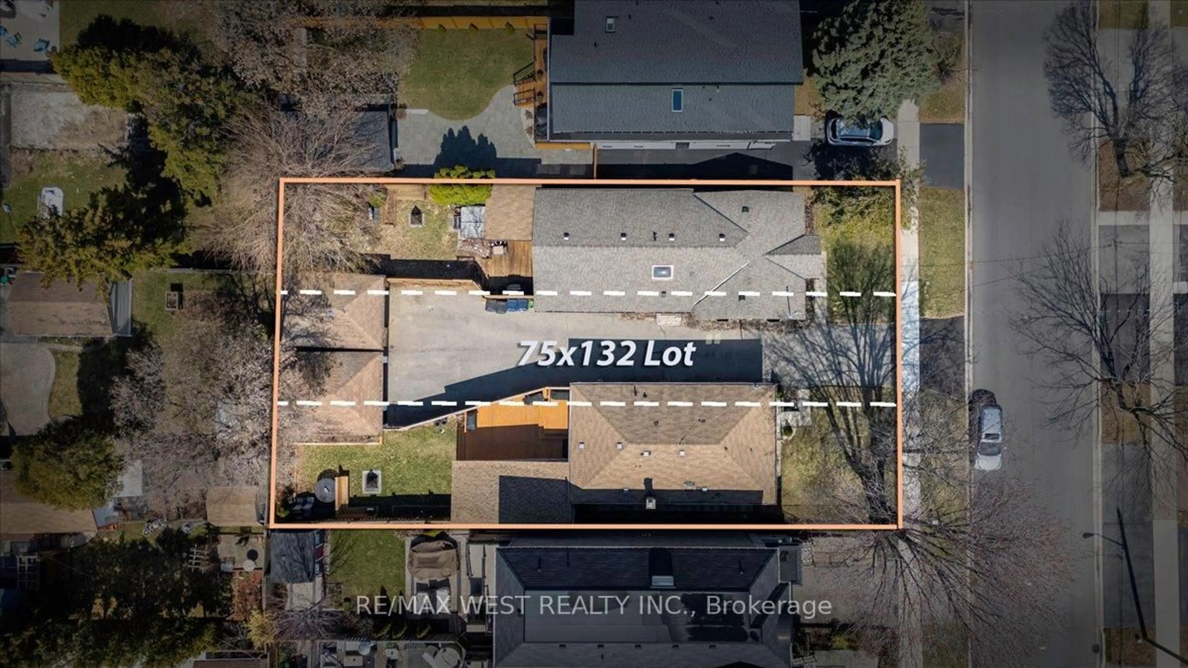 A pic from outside/outdoor area/front of a property/back of a property/a pic from drone, street for 200 & 204 Delta St, Toronto Ontario M8W 4E4