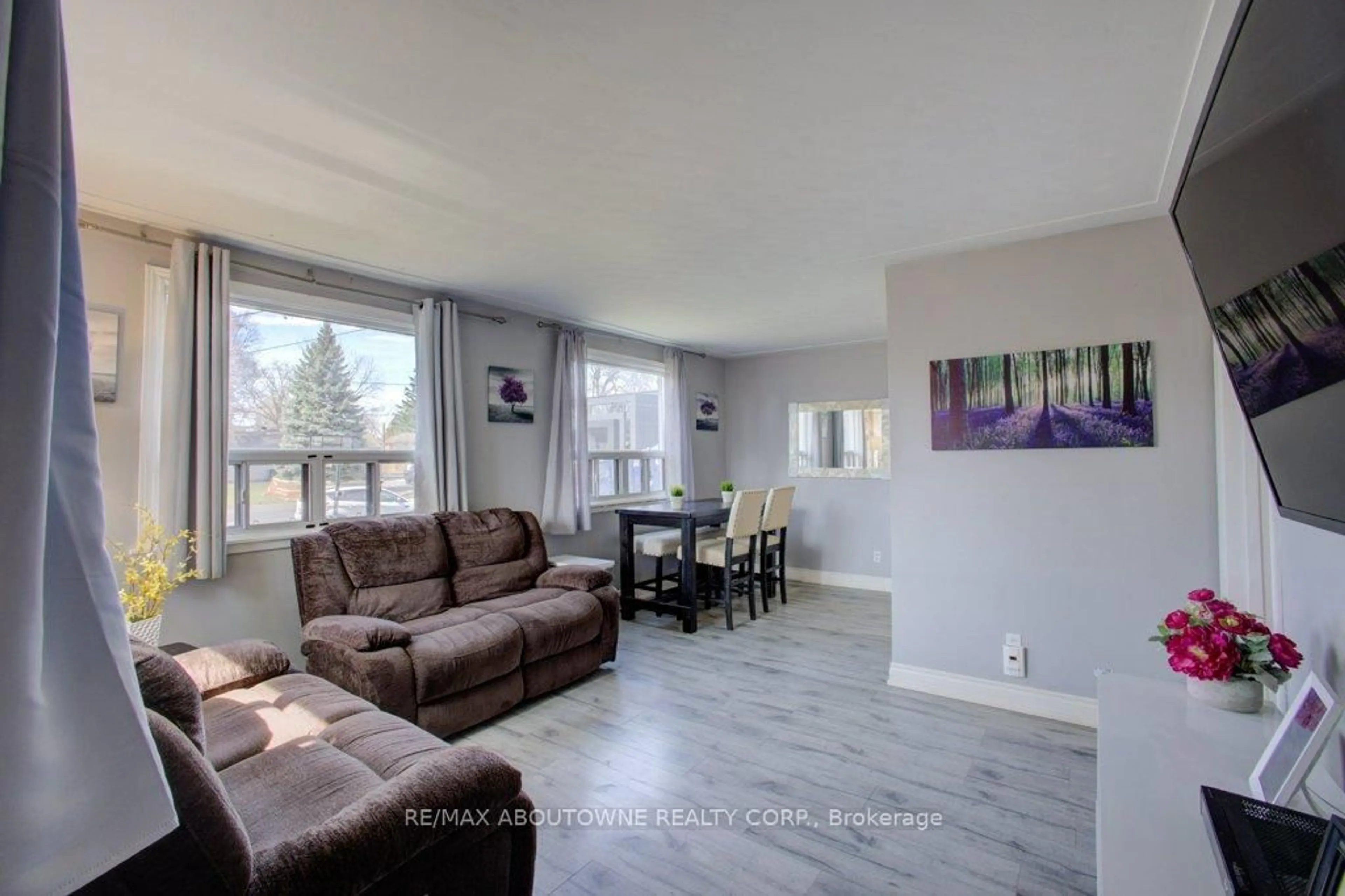 Living room with furniture, unknown for 114 Ringwood Rd, Oakville Ontario L6H 1K2