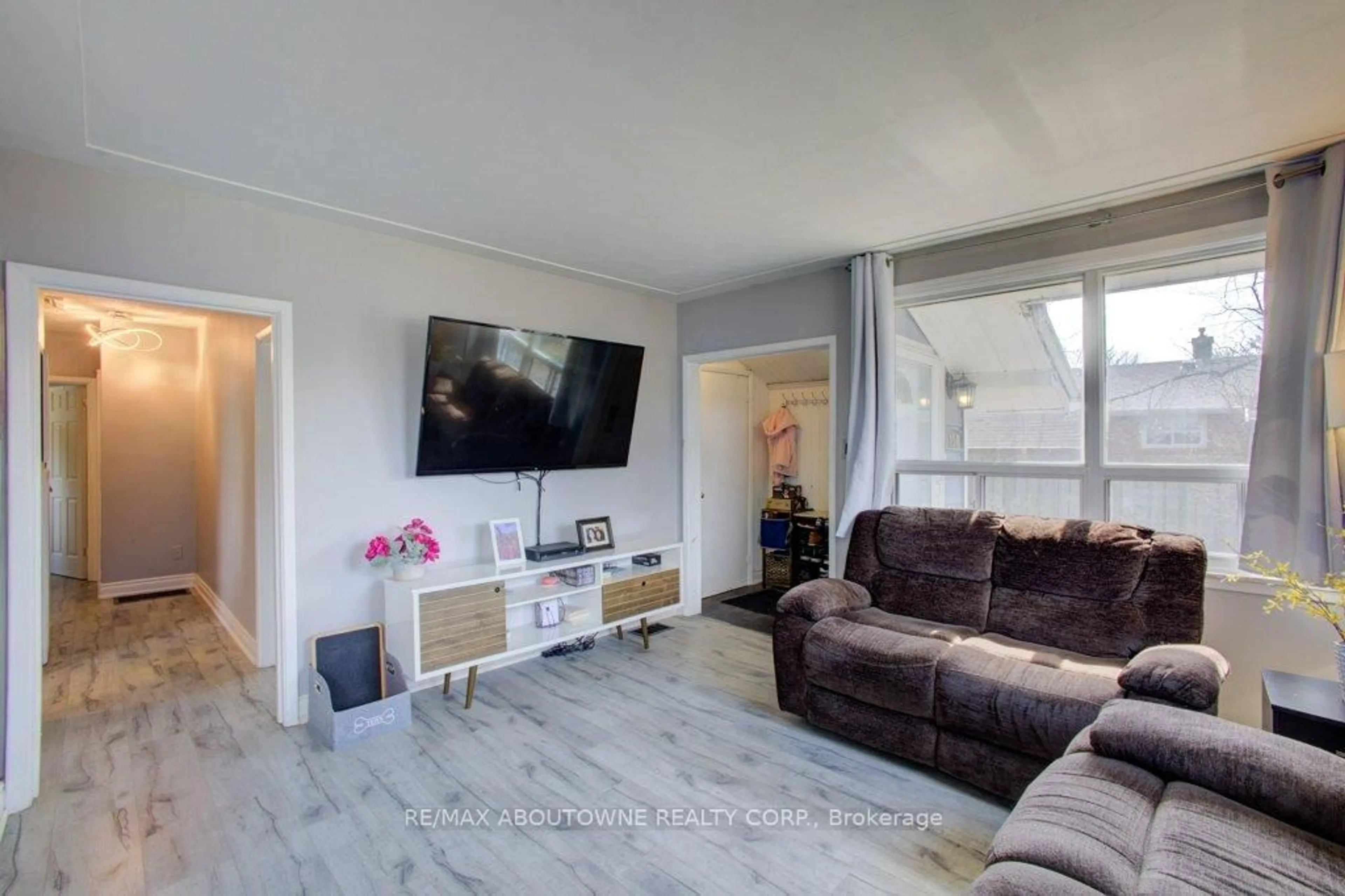 Living room with furniture, unknown for 114 Ringwood Rd, Oakville Ontario L6H 1K2