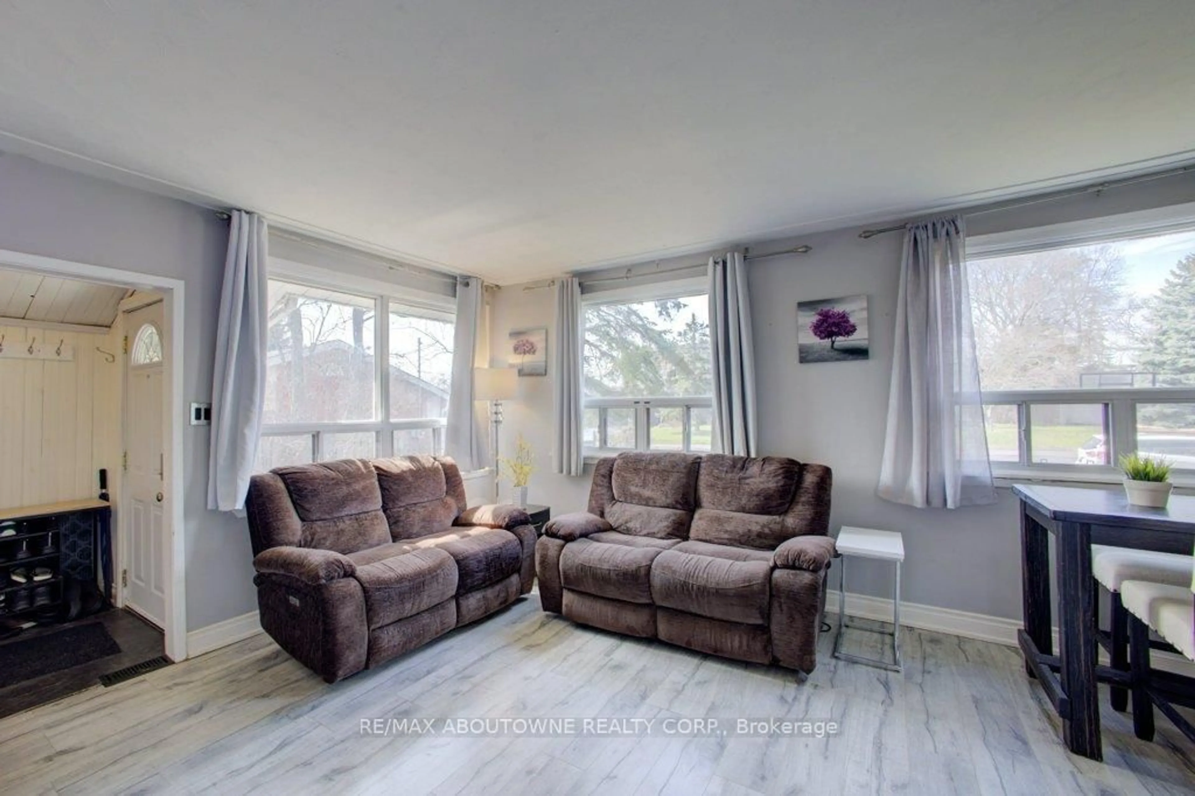 Living room with furniture, wood/laminate floor for 114 Ringwood Rd, Oakville Ontario L6H 1K2