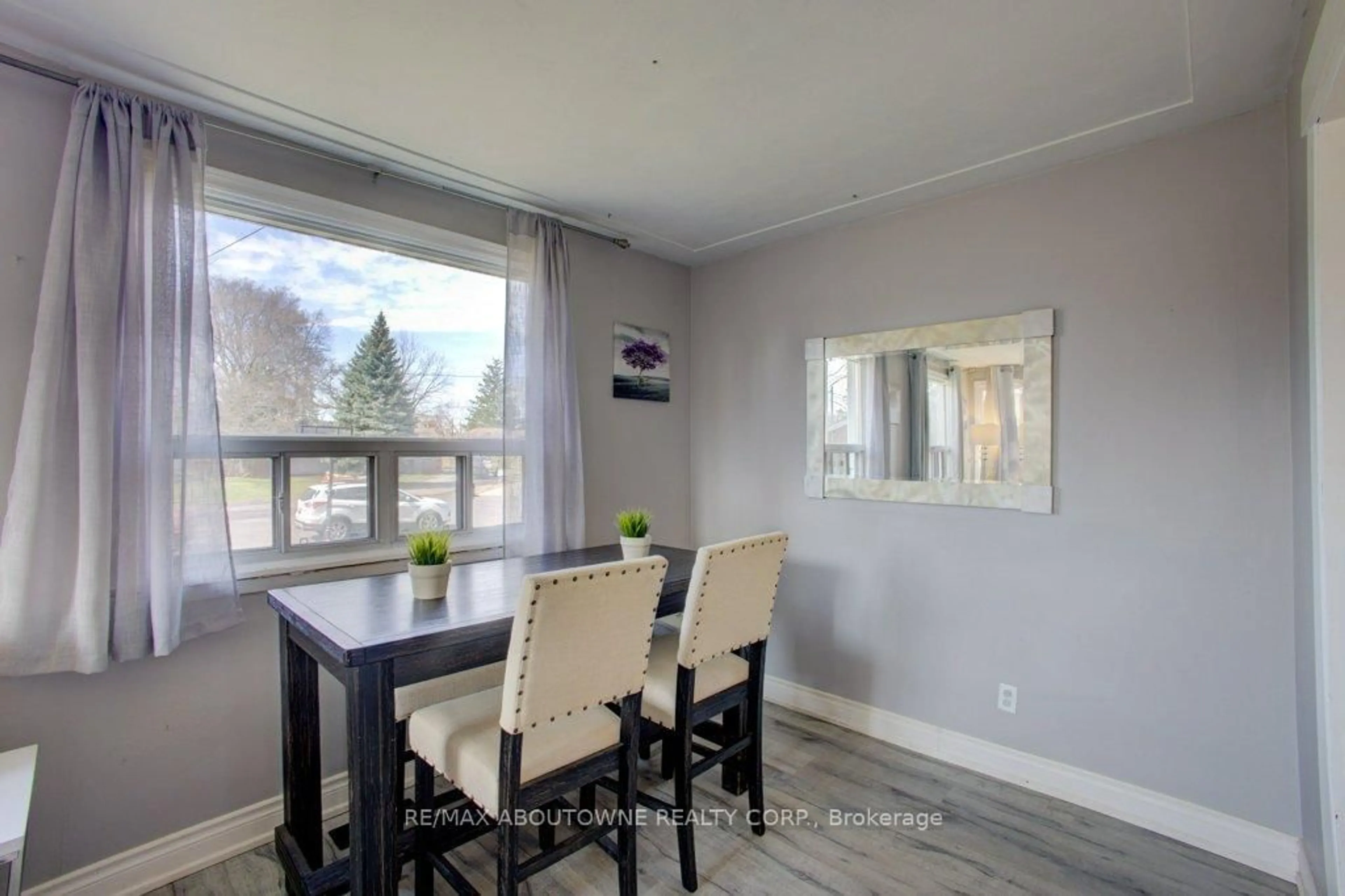 Dining room, wood/laminate floor for 114 Ringwood Rd, Oakville Ontario L6H 1K2
