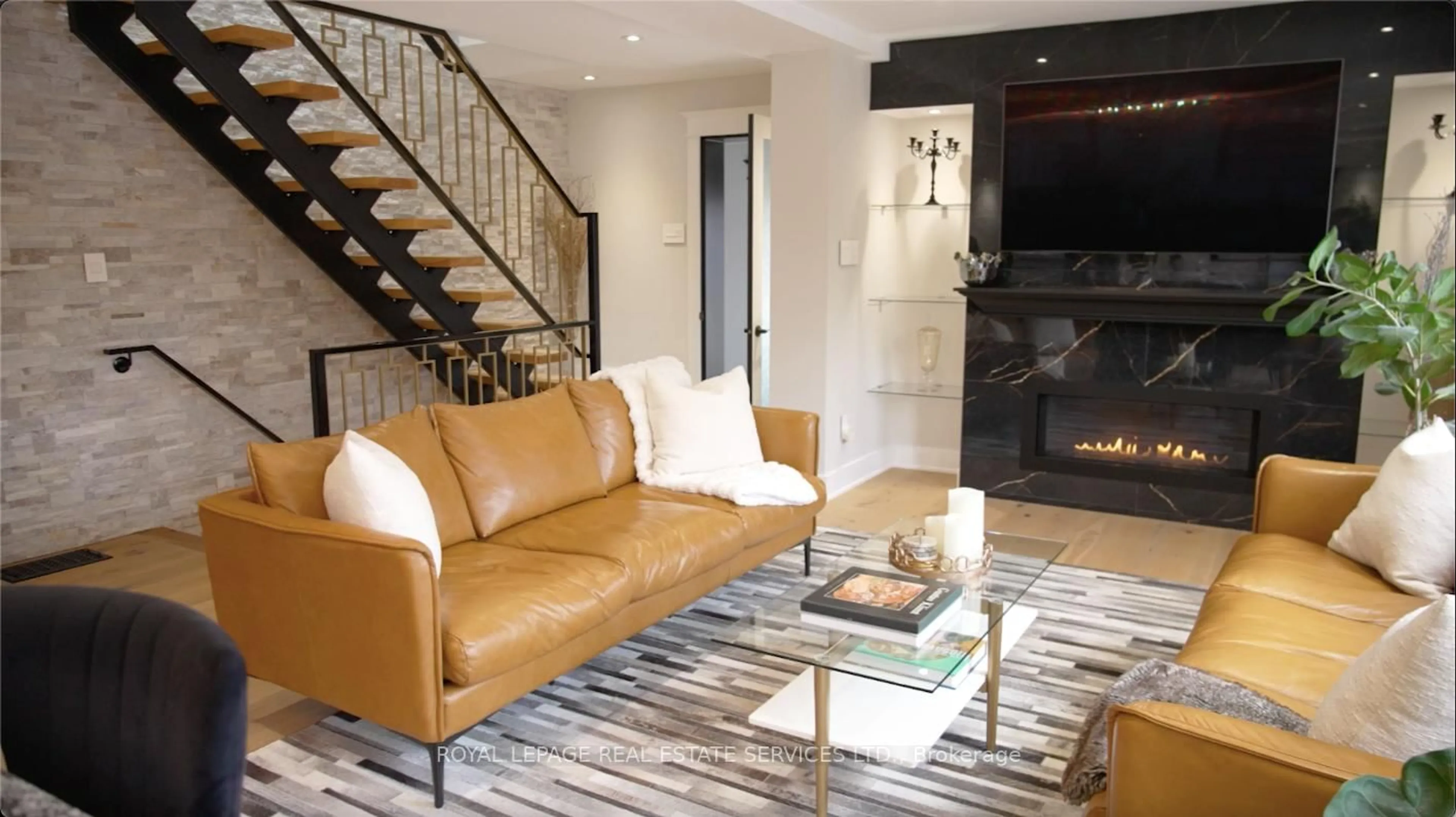 Living room with furniture, unknown for 781 Fletcher Valley Cres, Mississauga Ontario L5J 2X4