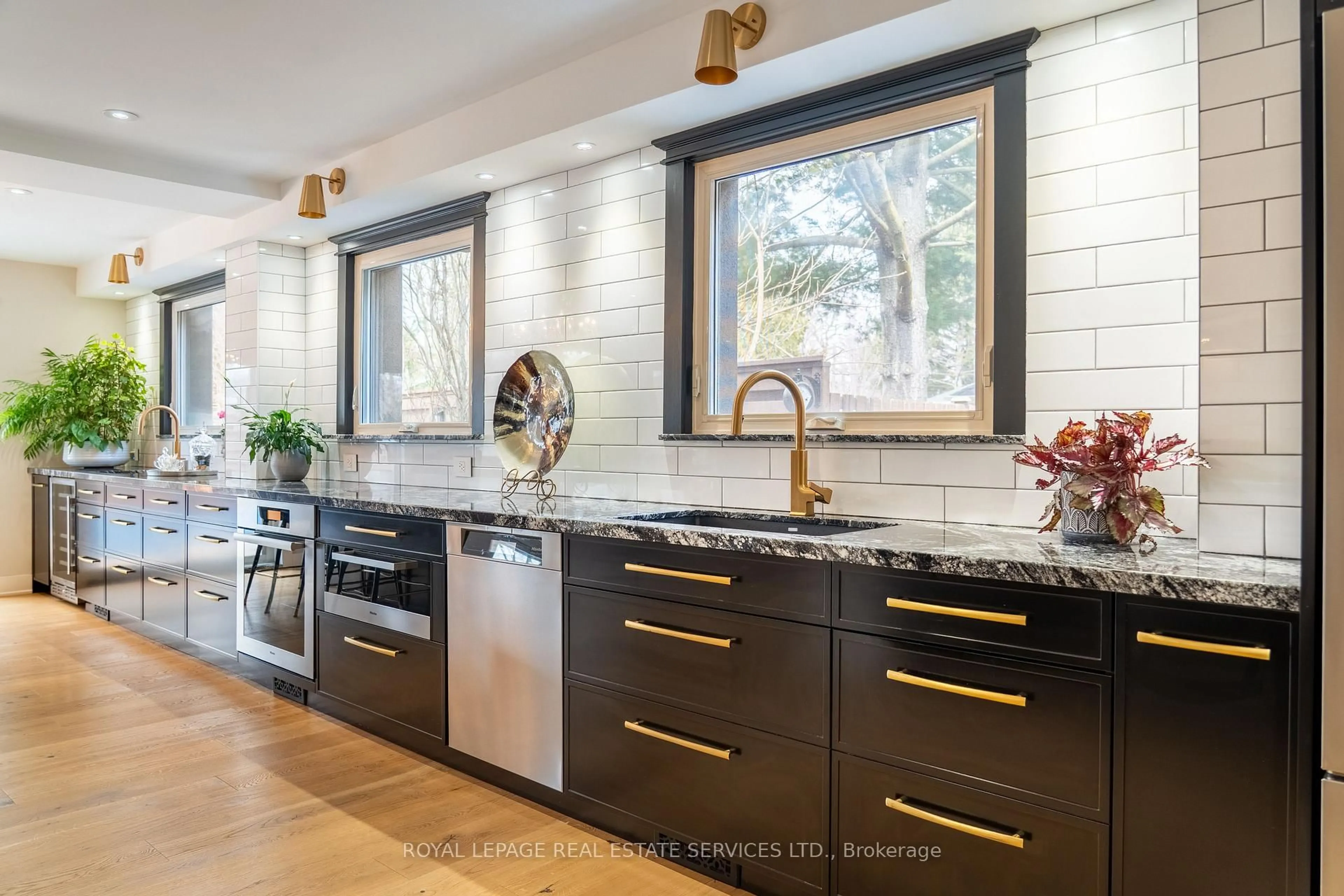 Contemporary kitchen, ceramic/tile floor for 781 Fletcher Valley Cres, Mississauga Ontario L5J 2X4